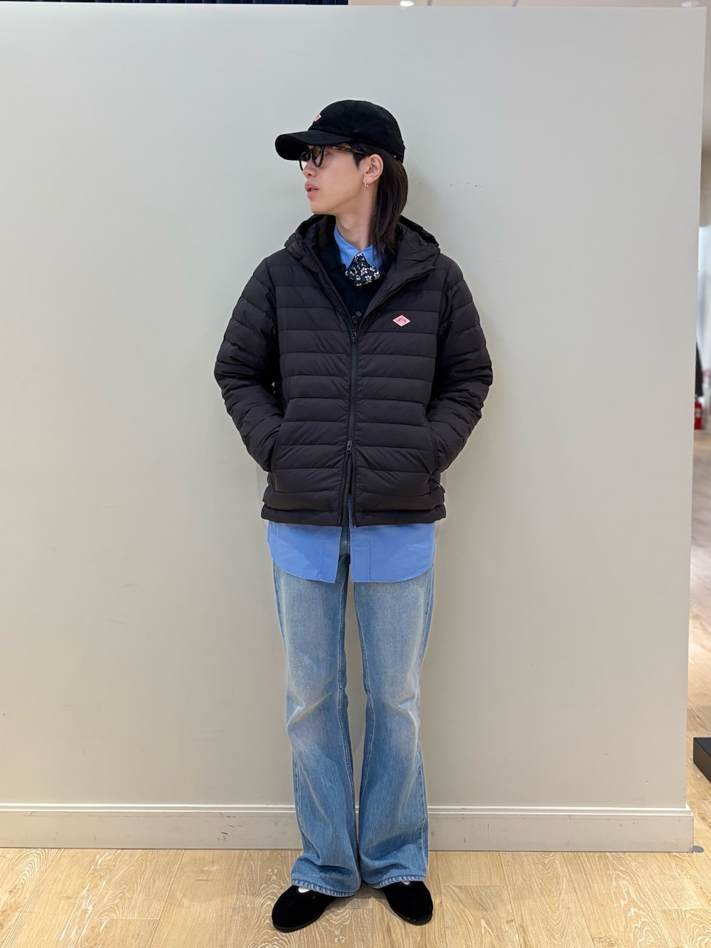 ブラック系のダウンジャケット/コート、ブラック系のキャップを着用したメンズの秋コーディネートの1枚目の写真