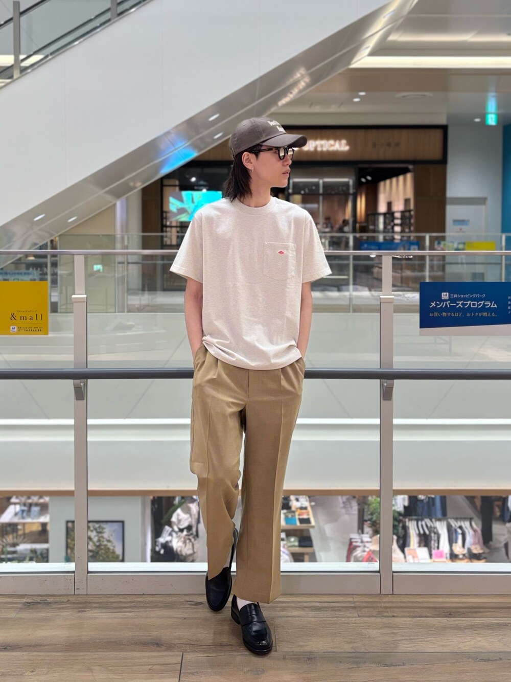 「ワイドパンツ、春夏コーデ、キャップ、シンプルスタイル、リラックススタイル、夏コーデ、大人コーデ、夏だ！Tシャツ着よう！、モノトーンコーデ、おしゃれさんと繋がりたい、ゆるコーデ、めがね、キレイめカジュアル、初夏コーデ、夏服」｜「DANTONの【DANTON/ダントン】SOLID POCKET T-SHIRT 25SS（Tシャツ/カットソー、ホワイト系）」を使った、やまだ りさん（メンズ・173cm）の春コーディネートの1枚目の写真