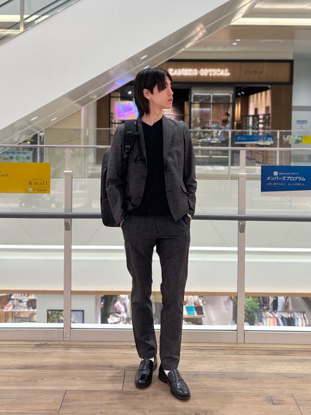 「ootd、春夏コーデ、メンズコーデ、シンプルスタイル、ファッションを楽しもう、お洒落さんとつながりたい、おでかけコーデ、シンプル、outfit、ファッションの力を信じよう、イージーパンツ、ショルダーバッグ、いいね、save、フォローお願いします🤑」｜「NOLLEY’Sの《セットアップ/ビジカジ対応》COOL DOTS/クールドッツ JK 25SS（テーラードジャケット、グレー系）」を使った、やまだ りさん（メンズ・173cm）の春コーディネートの1枚目の写真
