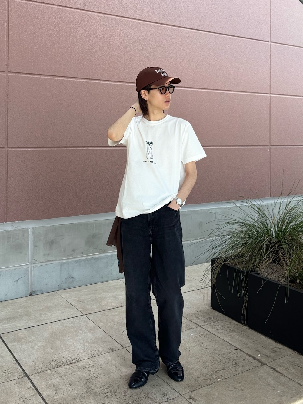 「白Tシャツ、キャップ、シンプルコーデ、ゆるコーデ、カジュアルコーデ、初夏コーデ、最近のいい感じコーデ、お洒落さんとつながりたい、デニムコーデ、デートコーデ、お出かけコーデ、メンズコーデ、メンズファッション、アウトドアスタイル」｜「BARNS OUTFITTERSの【BARNS OUTFITTERS/バーンズアウトフィッターズ】別注プリントTシャツ come as you are（Tシャツ/カットソー、ホワイト系）」を使った、やまだ りさん（メンズ・173cm）の春コーディネートの1枚目の写真