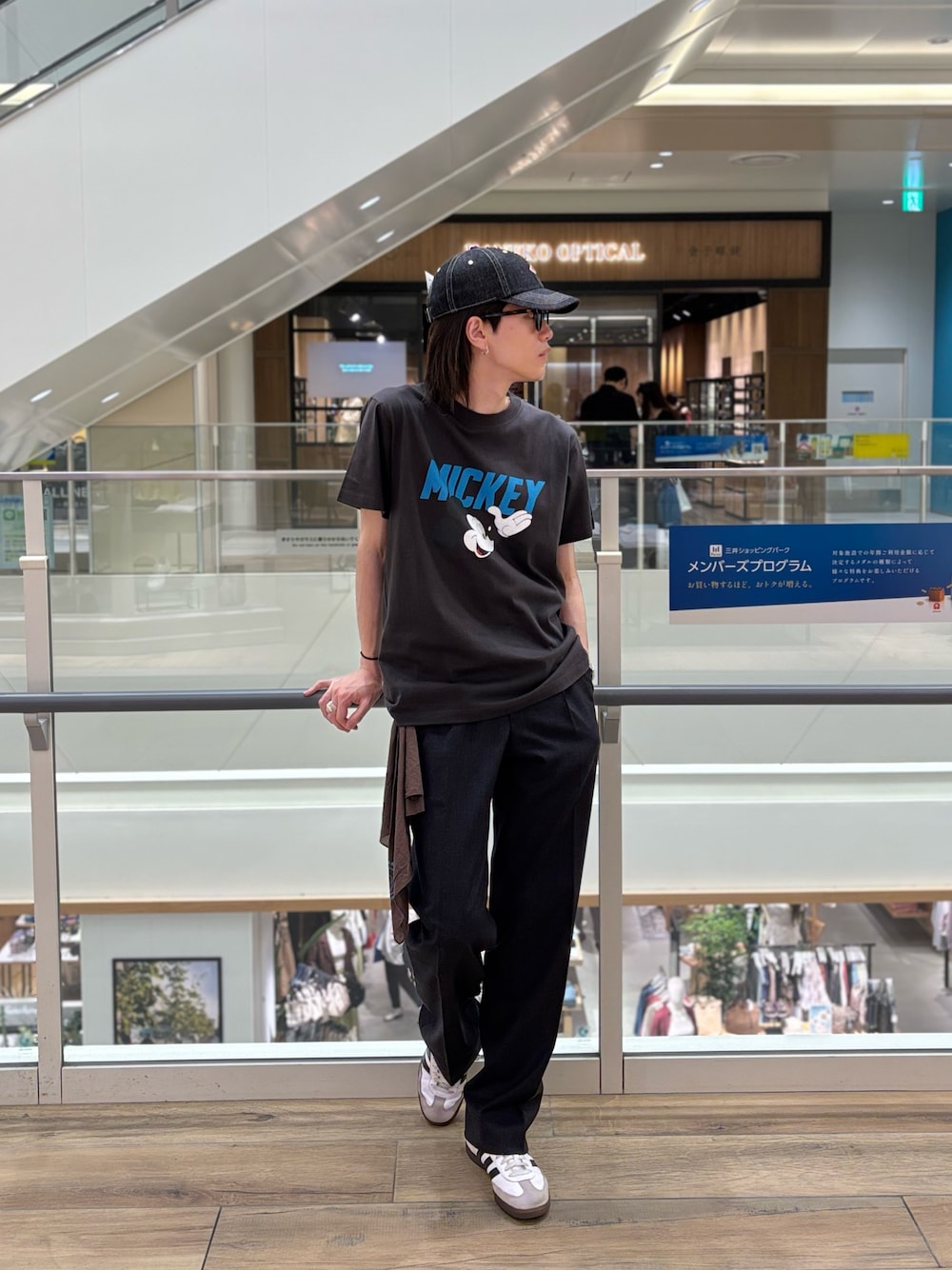 「アメカジ、モノトーン、黒Tシャツ、初夏コーデ、夏コーデ、ファッションを楽しもう、お洒落さんとつながりたい、夏だ！Tシャツ着よう！、Tシャツコーデ、春服、夏服コーデ、気温25度から29度、おしゃれさんと繋がりたい、モノトーンコーデ、気温30度以上」｜「GOOD ROCK SPEEDの【GOOD ROCK SPEED】別注 アーティスト/キャラクター/企業 プリントTシャツ 25SS（Tシャツ/カットソー、ブラック系）」を使った、やまだ りさん（メンズ・173cm）の夏コーディネートの1枚目の写真