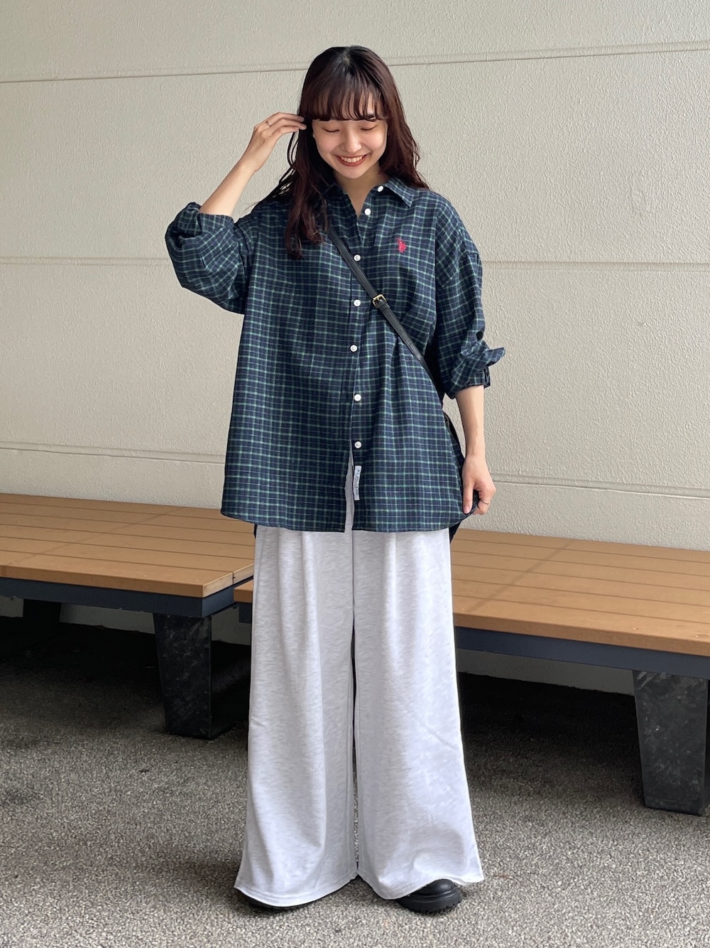 「休日スタイル、秋コーデ、大人かわいい、秋先取りコーデ、パンツスタイル、スウェットパンツ、チェックシャツ、シャツスタイル、ゆったりコーデ」｜「CPCMのネルチェックシャツ（シャツ/ブラウス、ブルー系）」を使った、tmktomokaさん（レディース・154cm）の秋コーディネートの1枚目の写真