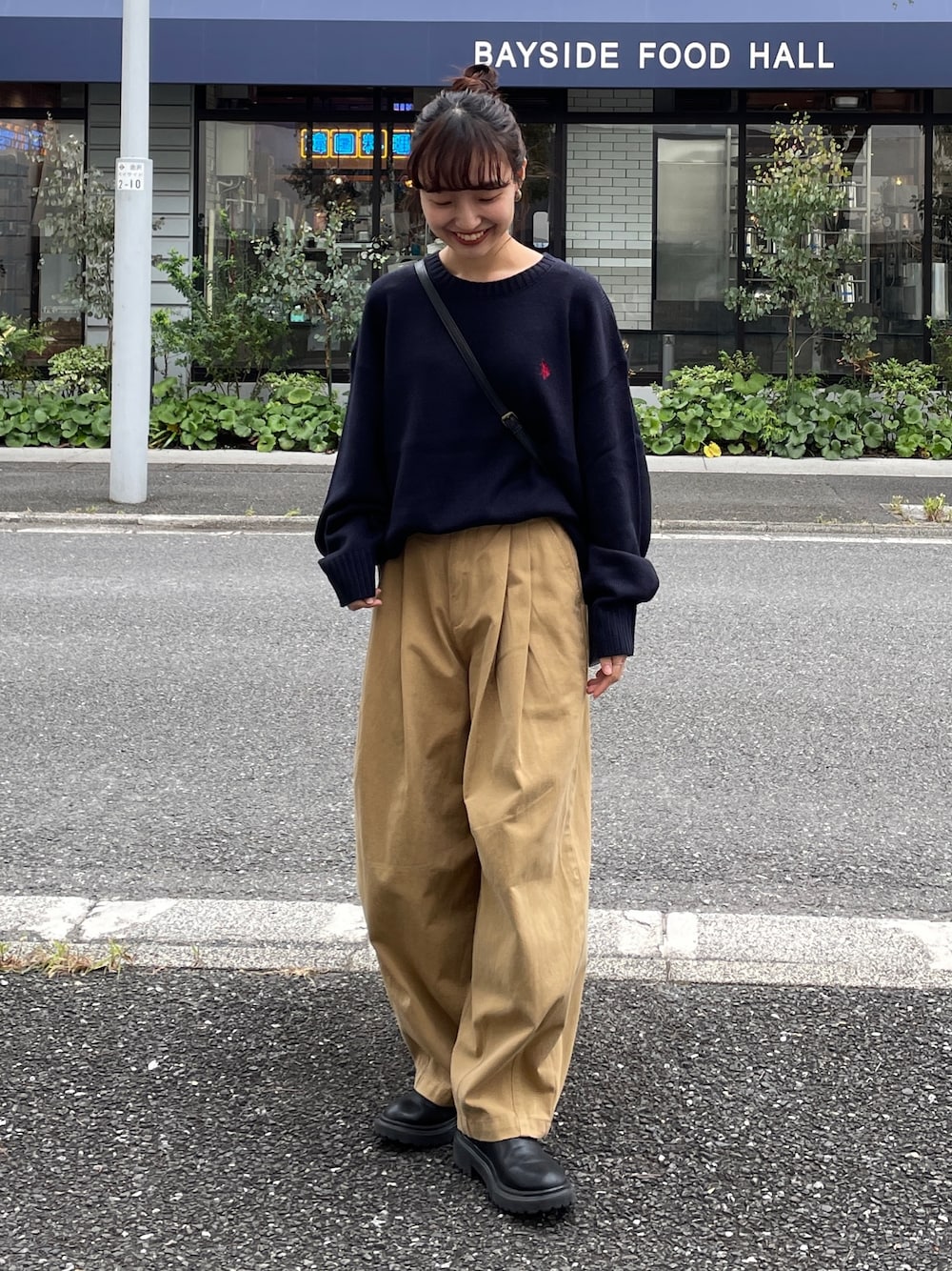 「秋っぽコーデ更新中、秋コーデ、ブーツ、休日スタイル、秋先取りコーデ、大人かわいい、パンツスタイル、シンプル、ネイビー」｜「CPCMの【U.S. POLO ASSN.】クルーネックニット（ニット/セーター、ブルー系）」を使った、tmktomokaさん（レディース・154cm）の秋コーディネートの1枚目の写真