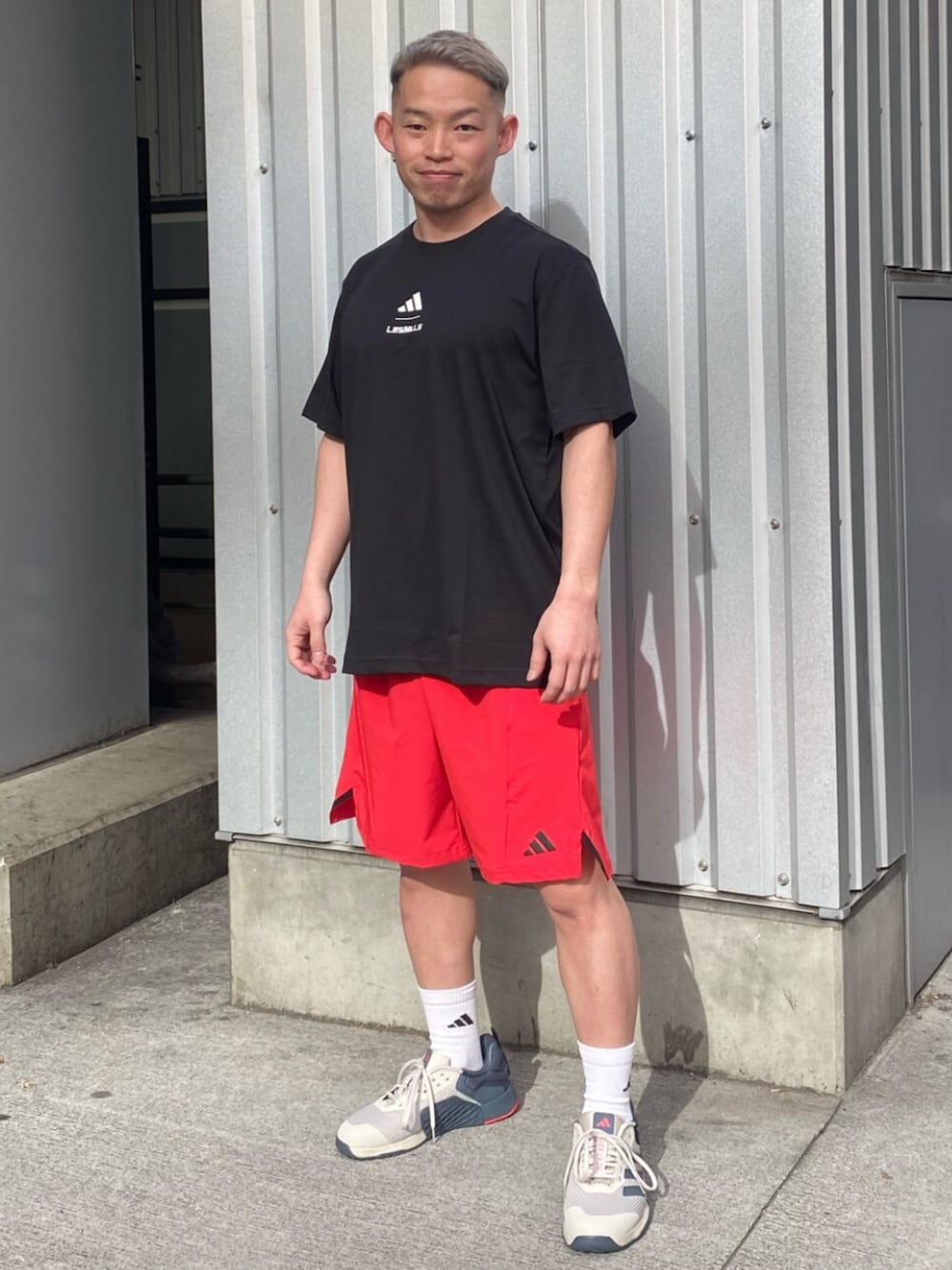 「Lesmills、adidas、トレーニングウェア、トレーニング、トレーニングパンツ、トレーニングシューズ」｜「adidasのドロップセット 3 / Dropset 3 / アディダス adidas（スニーカー、グレー系）」を使った、Harimotoさん（メンズ・160cm）の春コーディネートの1枚目の写真