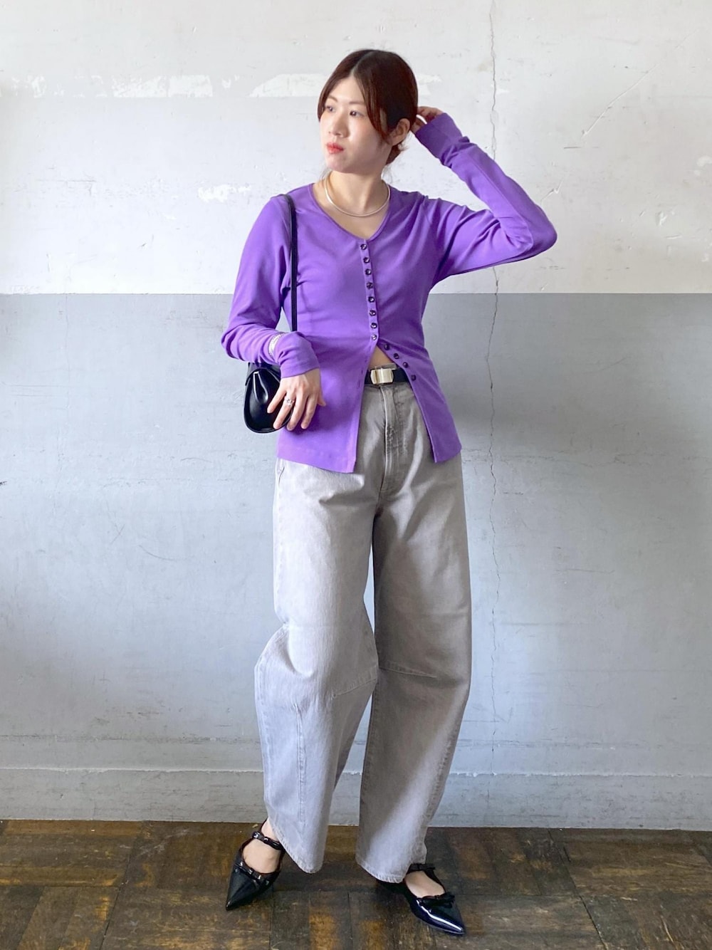 ベージュ系のデニムパンツ、ブラック系のパンプス、パープル系のTシャツ/カットソーを着用したレディースの夏コーディネートの1枚目の写真