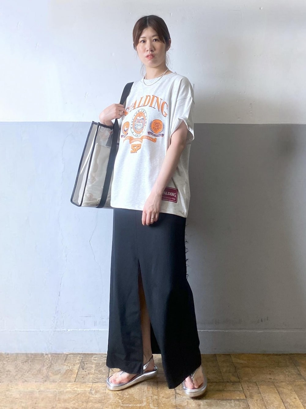 シルバー系のサンダル、ブラック系のトートバッグ、グレー系のTシャツ/カットソーを着用したレディースの夏コーディネートの1枚目の写真