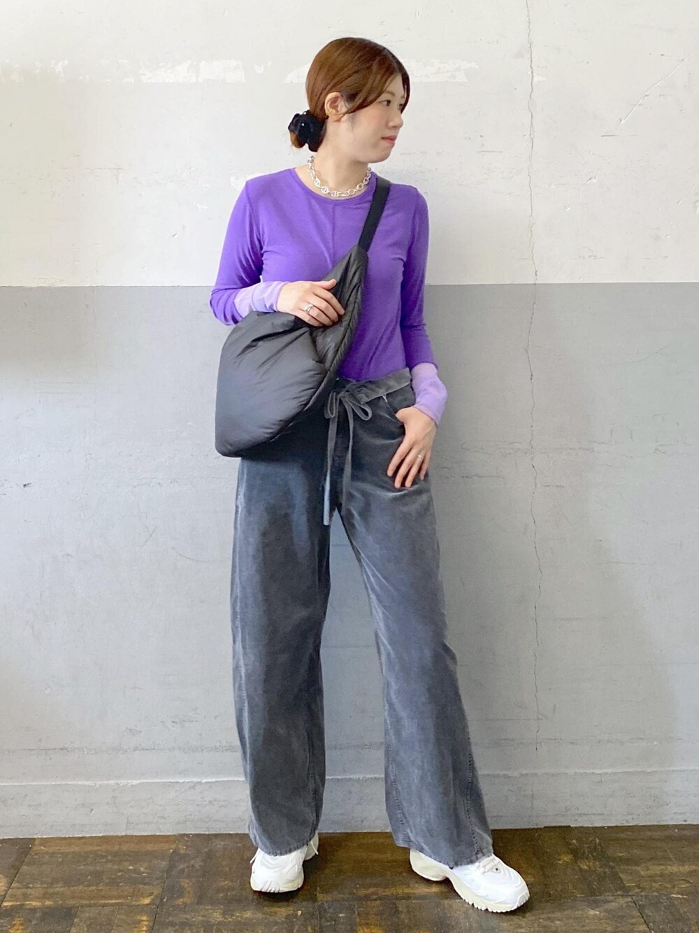 ホワイト系のスニーカー、パープル系のTシャツ/カットソー、グレー系のその他パンツを着用したレディースの秋コーディネートの1枚目の写真