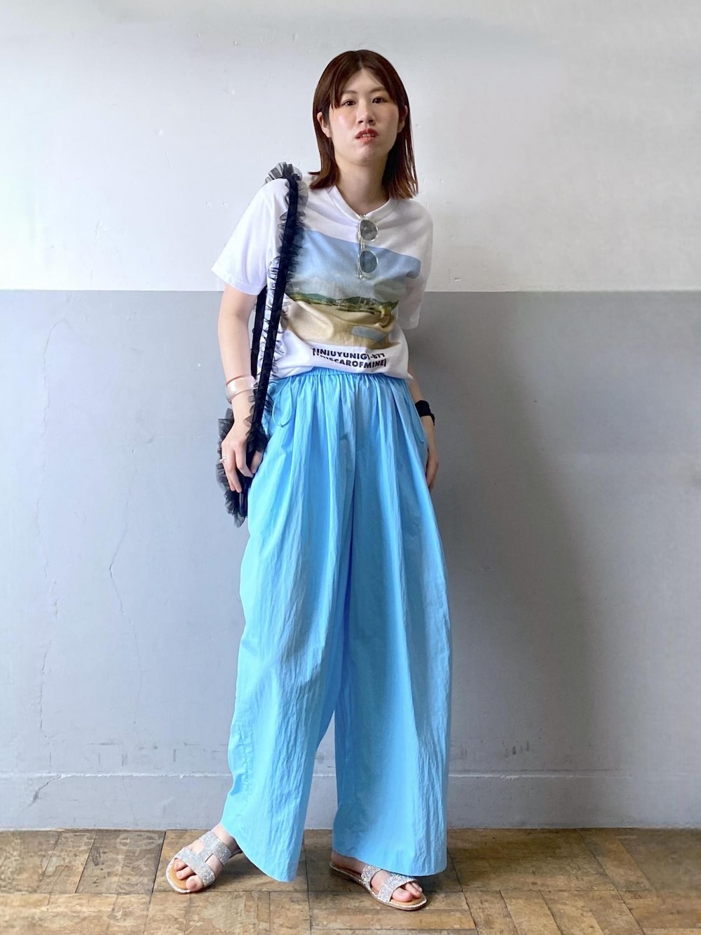 ホワイト系のTシャツ/カットソー、シルバー系のサンダル、ブルー系のその他パンツを着用したレディースの春コーディネートの1枚目の写真