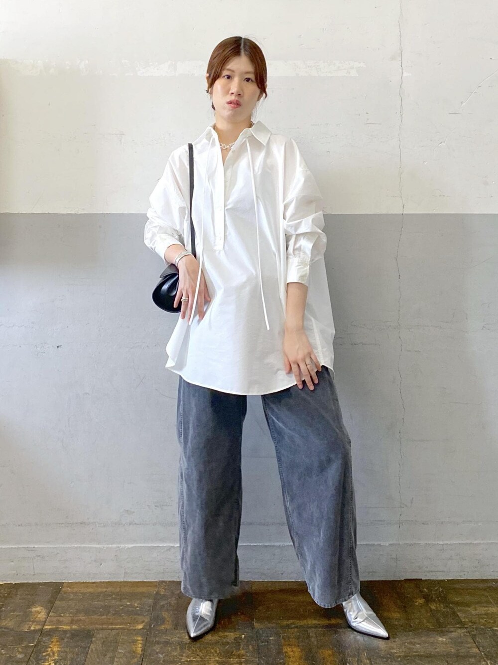 ホワイト系のシャツ/ブラウス、シルバー系のブーツ、グレー系のその他パンツを着用したレディースの秋コーディネートの1枚目の写真