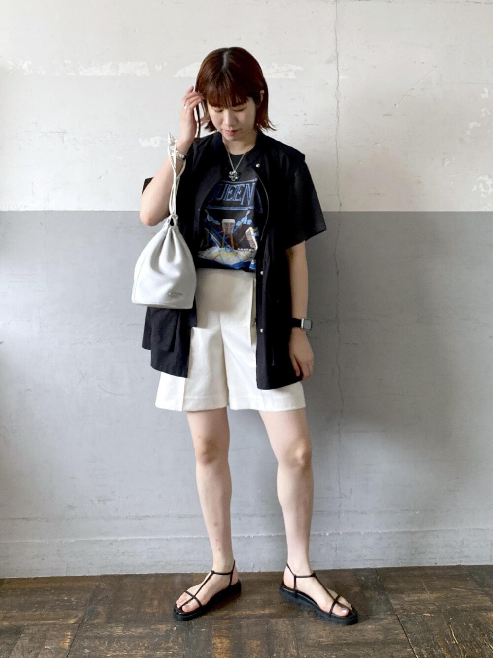 ブラック系のTシャツ/カットソー、ホワイト系のその他パンツ、シルバー系のショルダーバッグを着用したレディースの夏コーディネートの1枚目の写真