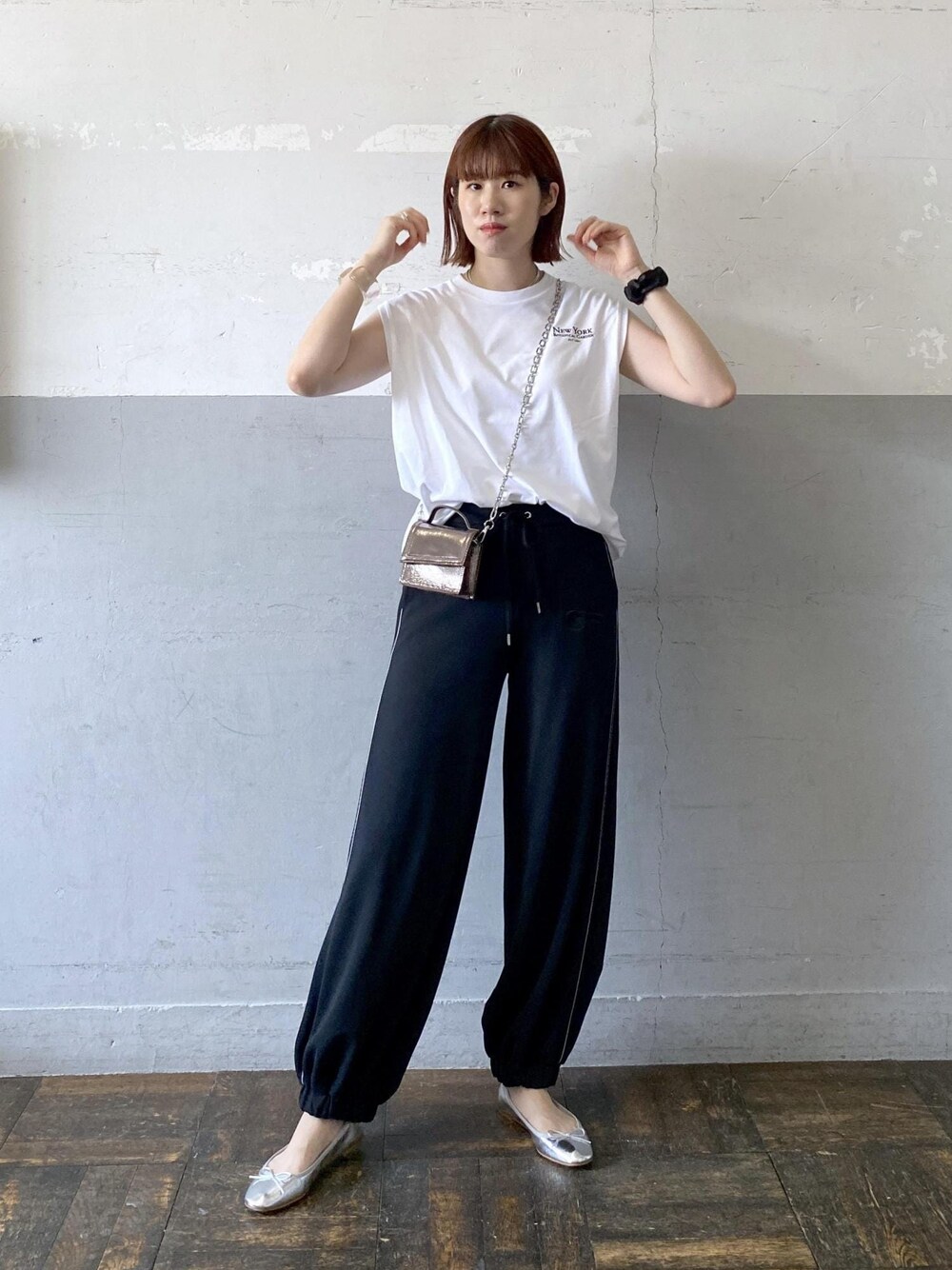 シルバー系のバレエシューズ、ホワイト系のTシャツ/カットソー、その他のショルダーバッグを着用したレディースの夏コーディネートの1枚目の写真