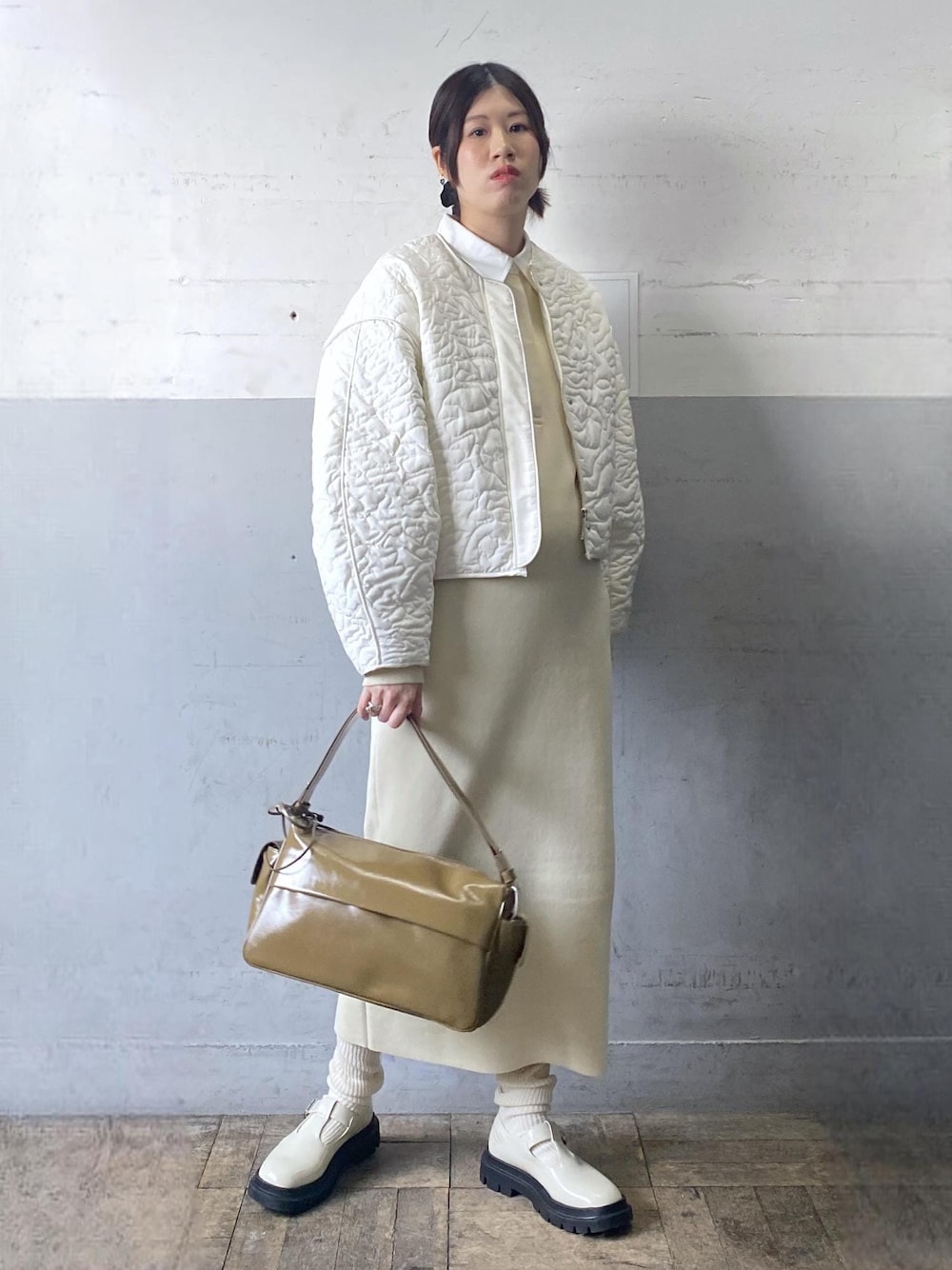 ホワイト系のその他シューズ、ホワイト系のワンピース、ホワイト系のブルゾンを着用したレディースの冬コーディネートの1枚目の写真