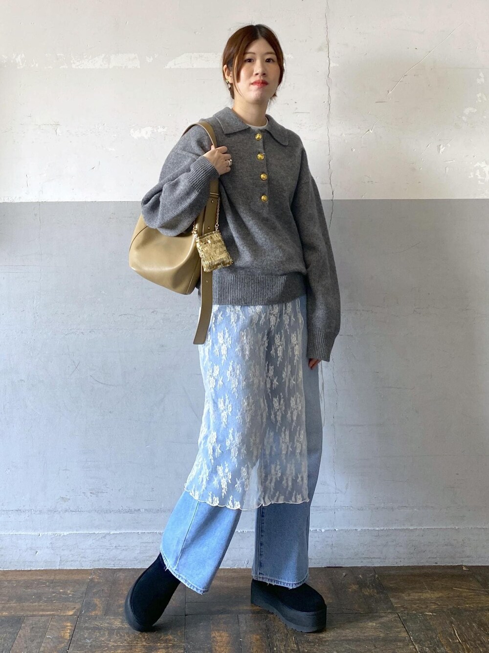 ブラック系のブーツ、ブルー系のデニムパンツ、ホワイト系のTシャツ/カットソーを着用したレディースの冬コーディネートの1枚目の写真