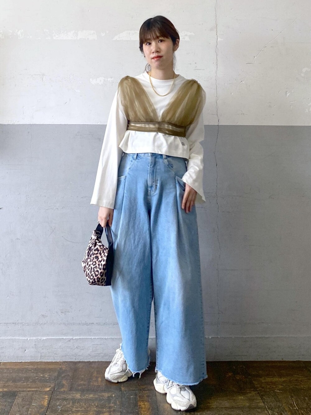 グリーン系のその他トップス、ホワイト系のTシャツ/カットソー、ブルー系のデニムパンツを着用したレディースの春コーディネートの1枚目の写真