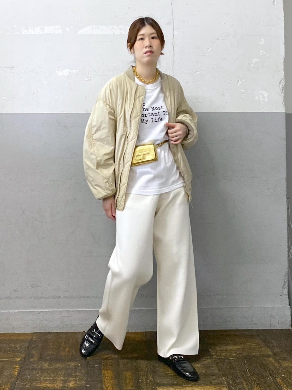 ホワイト系のTシャツ/カットソー、ベージュ系のMA-1、ホワイト系のその他パンツを着用したレディースの秋コーディネートの1枚目の写真