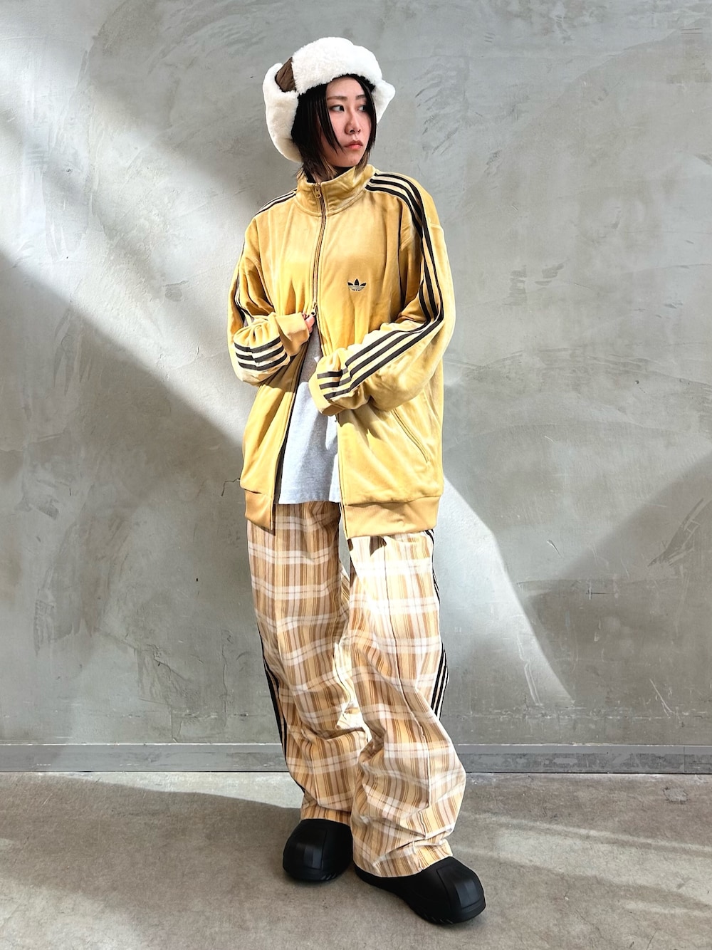 「コーデュロイ、adidas、アディダス、ワイドパンツ、タータンチェック、ベロア、adidas originals、トラックジャケット、ベッケンバウアー、アディフォーム」｜「adidasのベロア トラックジャケット / ジャージ/ アディダスオリジナルス adidas Originals（ジャージ、ベージュ系）」を使った、STさん（レディース・159cm）の秋コーディネートの1枚目の写真