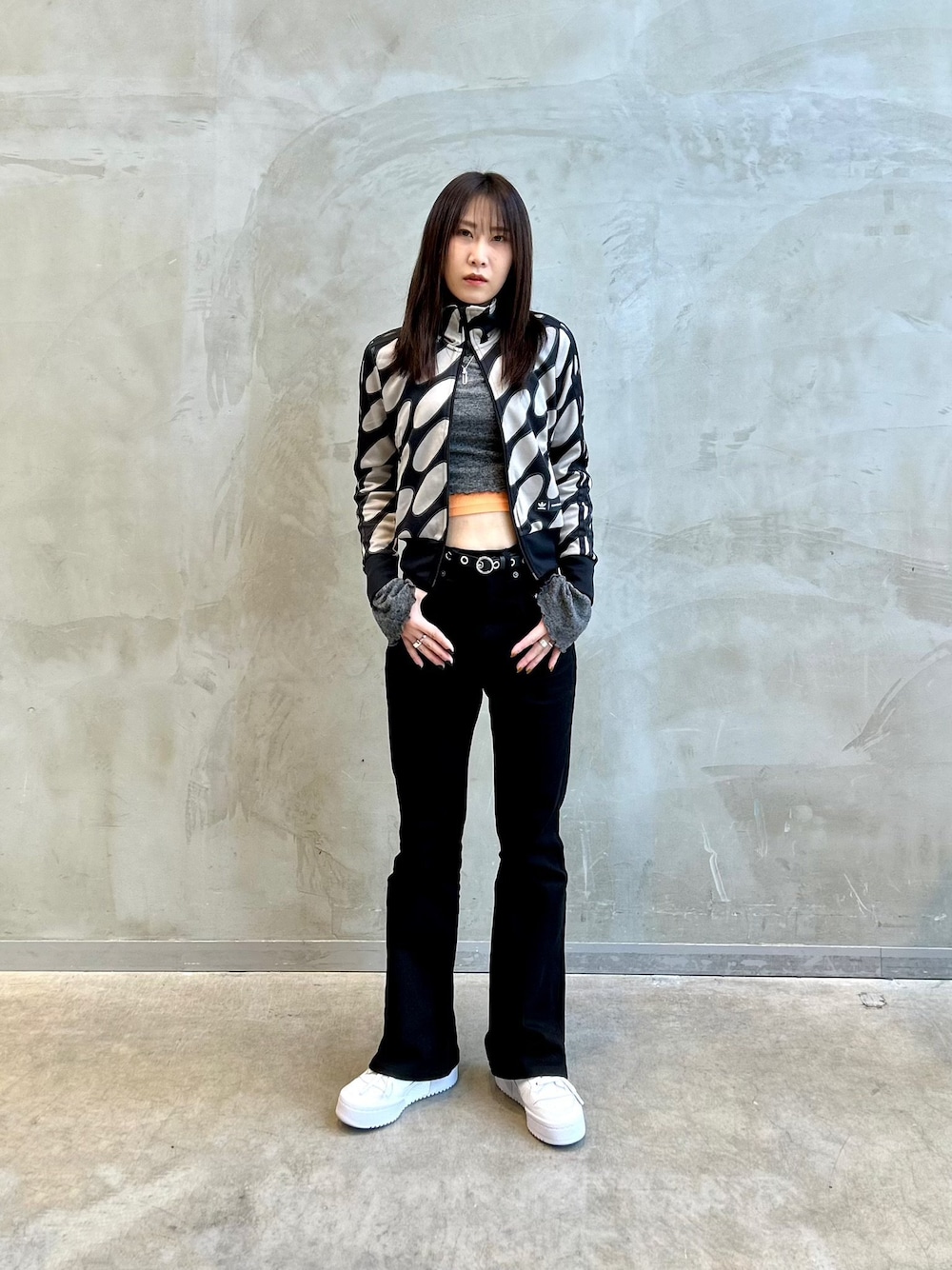 「オリジナルス、フォーラム、スニーカー、マリメッコ、ジャージ、コラボレーション」｜「adidasのマリメッコ ファイヤーバード トラックジャケット（ジャージ） / アディダスオリジナルス adidas Originals（ナイロンジャケット、ブラック系）」を使った、STさん（レディース・159cm）の春コーディネートの1枚目の写真