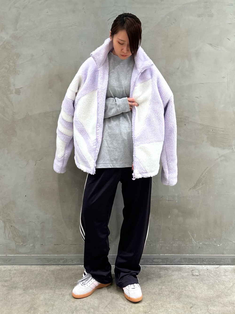 「スニーカー、アウター、adidas、ロンT、アディダス、ボアジャケット、adidas originals、長袖Tシャツ、モックネック、ハンドボールスペツィアル」｜「adidasのシェルパ トラックジャケット / アディダスオリジナルス adidas Originals（ブルゾン、パープル系）」を使った、STさん（レディース・159cm）の冬コーディネートの1枚目の写真