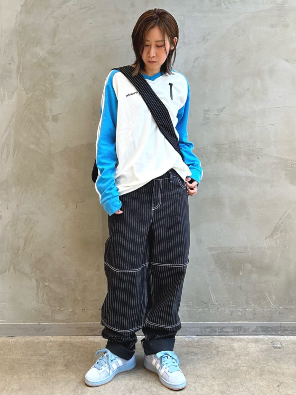 「ロンT、ジャージ、ユーティリティパンツ、ワークパンツ、ショルダーバッグ、スニーカー、Campus、adidas、adidas originals、アディダス」｜「adidasのジャージー / アディダスオリジナルス adidas Originals（Tシャツ/カットソー、ホワイト系）」を使った、STさん（レディース・159cm）の春コーディネートの1枚目の写真