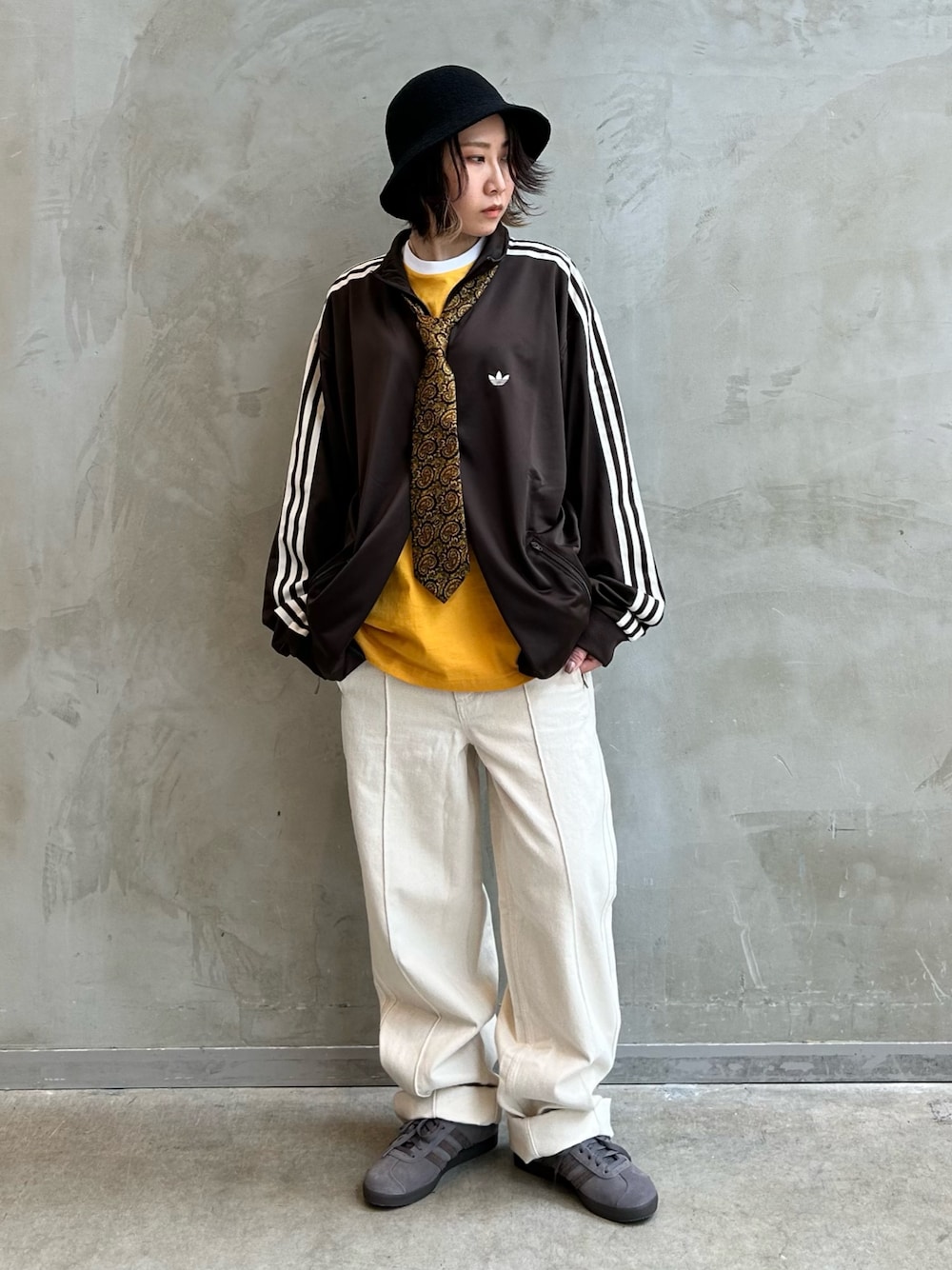 「スニーカー、Tシャツ、adidas、アディダス、デニムパンツ、adidas originals、トラックジャケット、gazelle、ベッケンバウアー、ガゼル」｜「adidasのトラックジャケット（ジェンダーニュートラル）（ジャージ、ブラウン系）」を使った、STさん（レディース・159cm）の秋コーディネートの1枚目の写真