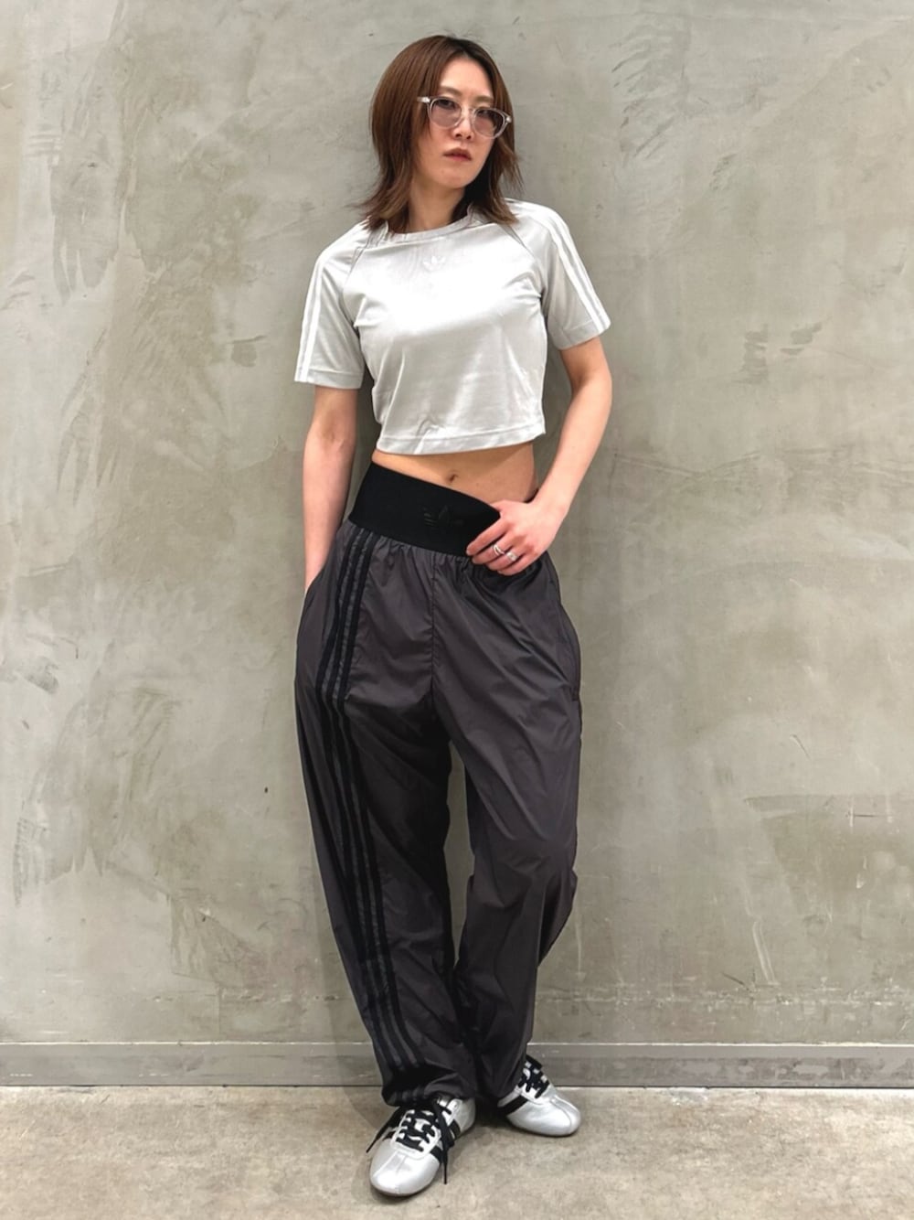 「チームガイスト、クロップドトップス、ウーブンパンツ、トラックパンツ、スニーカー、TOKYO、adidas、adidas originals、アディダス」｜「adidasのアディカラー チームガイスト ベビー半袖Tシャツ / アディダスオリジナルス adidas Originals（Tシャツ/カットソー、グレー系）」を使った、STさん（レディース・159cm）の春コーディネートの1枚目の写真