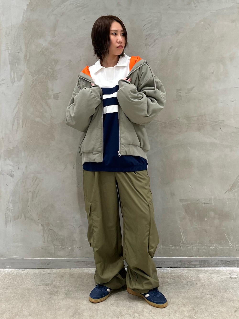 「スニーカー、ジャケット、アウター、adidas、ロンT、アディダス、adidas originals、長袖Tシャツ、ハンドボールスペツィアル、シュムーフォイル」｜「adidasのシュムーフォイル ナイロンキャンバスジャケット/ アディダスオリジナルス adidas Originals（ダウンジャケット/コート、グリーン系）」を使った、STさん（レディース・159cm）の秋コーディネートの1枚目の写真