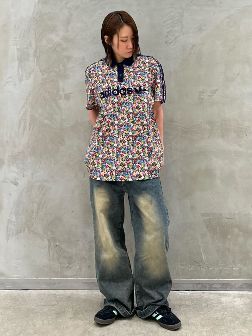 「LIBERTY、ゲームシャツ、半袖シャツ、ポロシャツ、スニーカー、adidas、adidas originals、アディダス、リバティー」｜「adidasのLiberty London サッカージャージー（トップス、その他）」を使った、STさん（レディース・159cm）の冬コーディネートの1枚目の写真