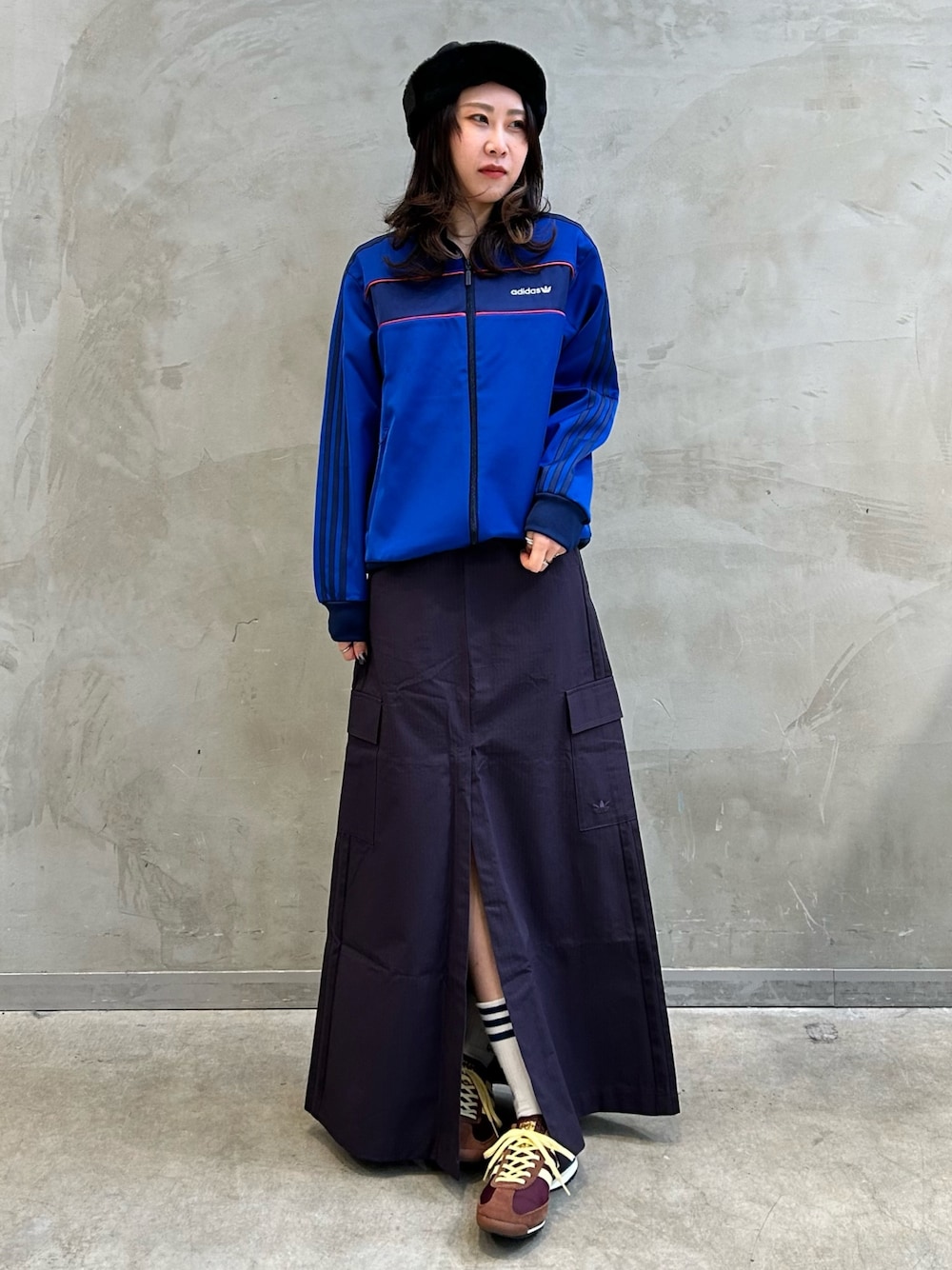 「ジャケット、カジュアル、adidas、ジャージ、マキシスカート、ロングスカート、アディダス、adidas originals、トラックジャケット、トラックトップ」｜「adidasのトラックトップ（ジャージ、ブルー系）」を使った、STさん（レディース・159cm）の冬コーディネートの1枚目の写真