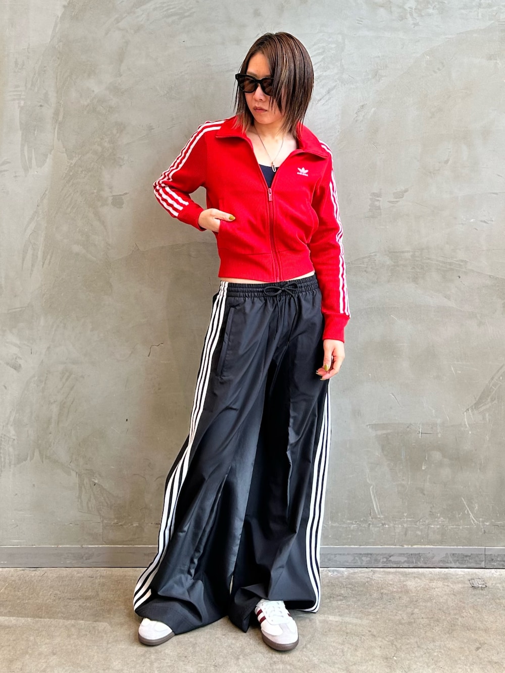 「スニーカー、adidas、オーバーサイズ、トラックパンツ、adidas originals、ニットトップ、サンバ、トラックトップ、アディカラー、adilenium」｜「adidasのニットトップ / アディダスオリジナルス adidas Originals（その他アウター、レッド系）」を使った、STさん（レディース・159cm）の冬コーディネートの1枚目の写真