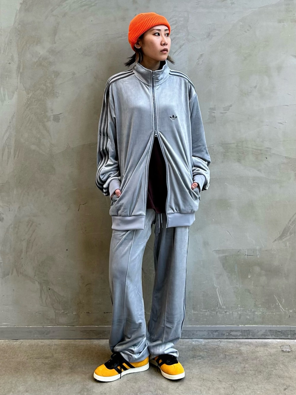 「スニーカー、セットアップ、adidas、アディダス、ベロア、トラックパンツ、adidas originals、トラックジャケット、ベッケンバウアー、ガゼル」｜「adidasのベロア トラックジャケット / ジャージ/ アディダスオリジナルス adidas Originals（ジャージ、グレー系）」を使った、STさん（レディース・159cm）の秋コーディネートの1枚目の写真
