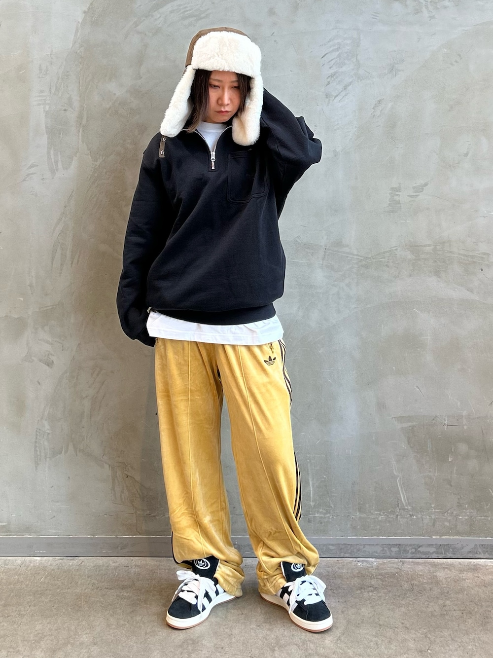 「スウェット、スニーカー、adidas、アディダス、ベロア、トラックパンツ、adidas originals、キャンパス、ベッケンバウアー、シュムーフォイル」｜「adidasのヘビーウェイト シュムーフォイル クォータージップ モックネックスウェット / アディダスオリジナルス adidas Originals（スウェット、ブラック系）」を使った、STさん（レディース・159cm）の冬コーディネートの1枚目の写真