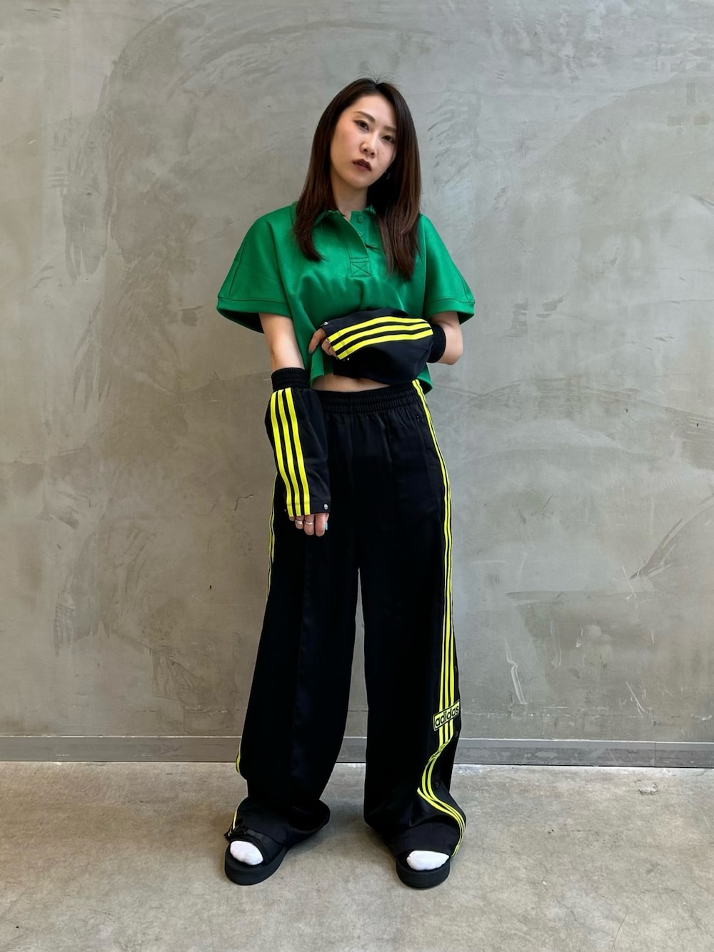 「adidas、ワイドパンツ、２ＷＡＹ、アームウォーマー、サンダル、サテンパンツ、ポロシャツ、トラックパンツ、トラックジャケット、カラーコーデ」｜「adidasのアディカラー クラシックス オーバーサイズ クロップ ポロTシャツ / アディダスオリジナルス adidas Originals（ポロシャツ、グリーン系）」を使った、STさん（レディース・159cm）の夏コーディネートの1枚目の写真