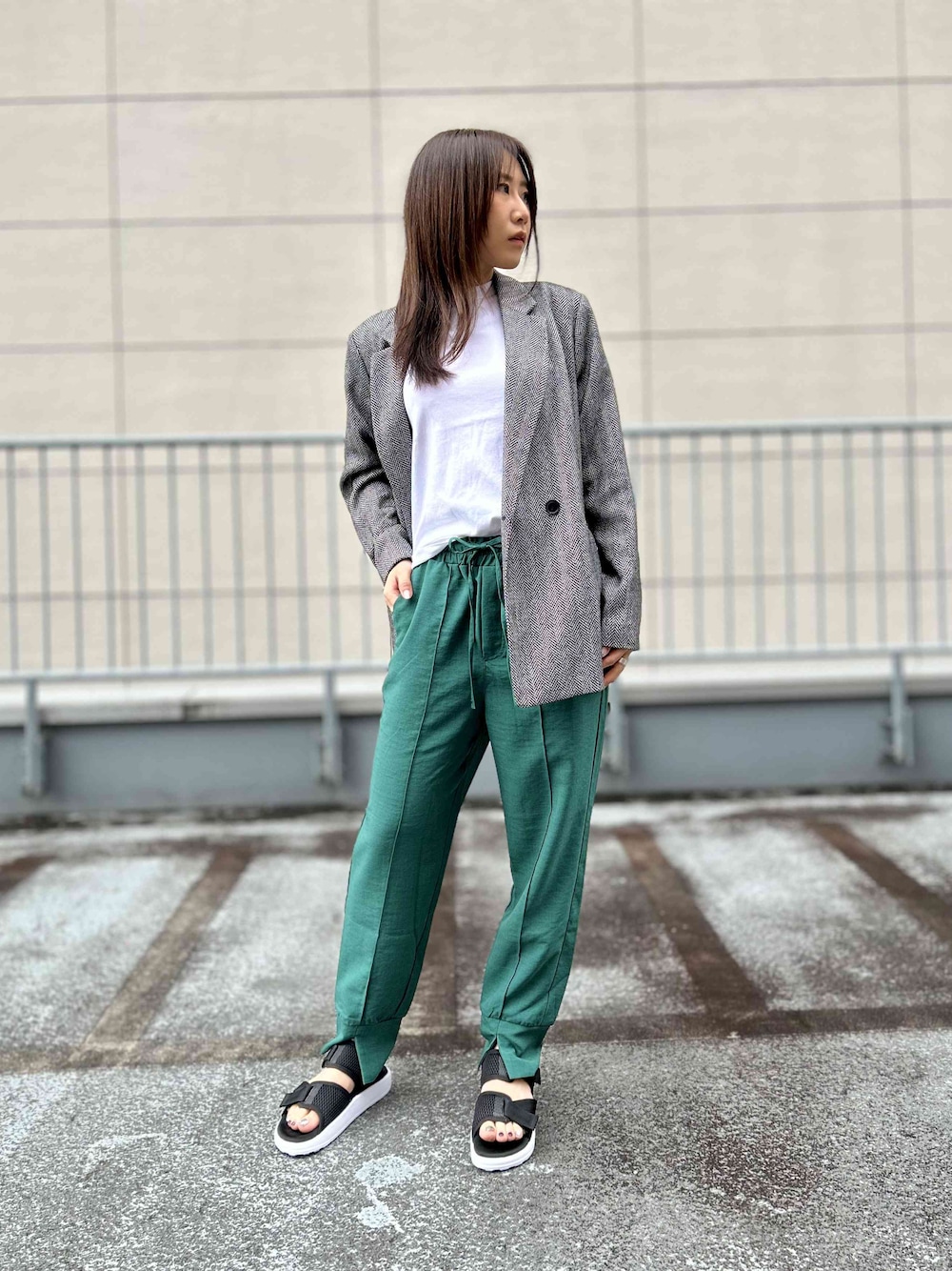 「オリジナルス、レディース、サンダル」｜「adidasのアディレッタ アドベンチャー サンダル / Adilette Adventure Sandals / アディダスオリジナルス adidas Originals（サンダル、ブラック系）」を使った、STさん（レディース・159cm）の春コーディネートの1枚目の写真
