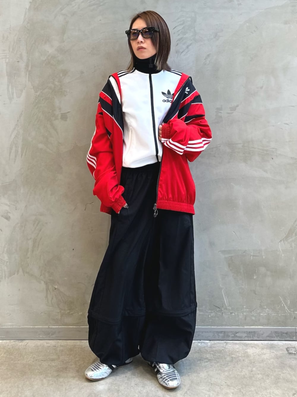 「トラックジャケット、RASANT、オーバーサイズ、トラックパンツ、2in1、スニーカー、teakwondo、テコンドー、LOW-PROFILE、adidas、adidas originals、アディダス」｜「adidasのRasant カットライン トラックパンツ / アディダスオリジナルス adidas Originals（その他パンツ、ブラック系）」を使った、STさん（レディース・159cm）の冬コーディネートの1枚目の写真