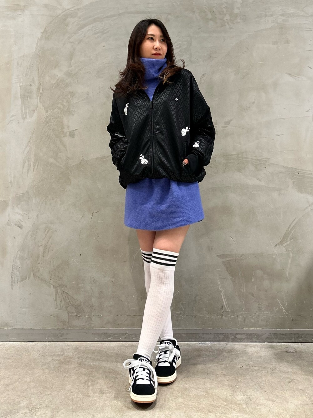 「スニーカー、adidas、アディダス、adidas originals、トラックジャケット、ミッキーマウス、キャンパス、トラックトップ、ファイヤーバード」｜「adidasのミッキーマウス × Originals モノグラム刺しゅう ファイヤーバード トラックトップ（ジャージ、ブラック系）」を使った、STさん（レディース・159cm）の冬コーディネートの1枚目の写真