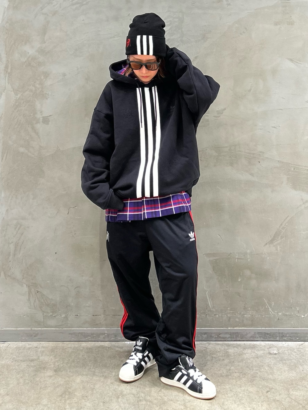 「スニーカー、パーカー、adidas、リバーシブル、ビーニー、トラックパンツ、adidas originals、スーパースター、オーバーシャツ、korn」｜「adidasのアディダス スーパースター Korn / adidas Superstar Korn（シューズ、ブラック系）」を使った、STさん（レディース・159cm）の秋コーディネートの1枚目の写真