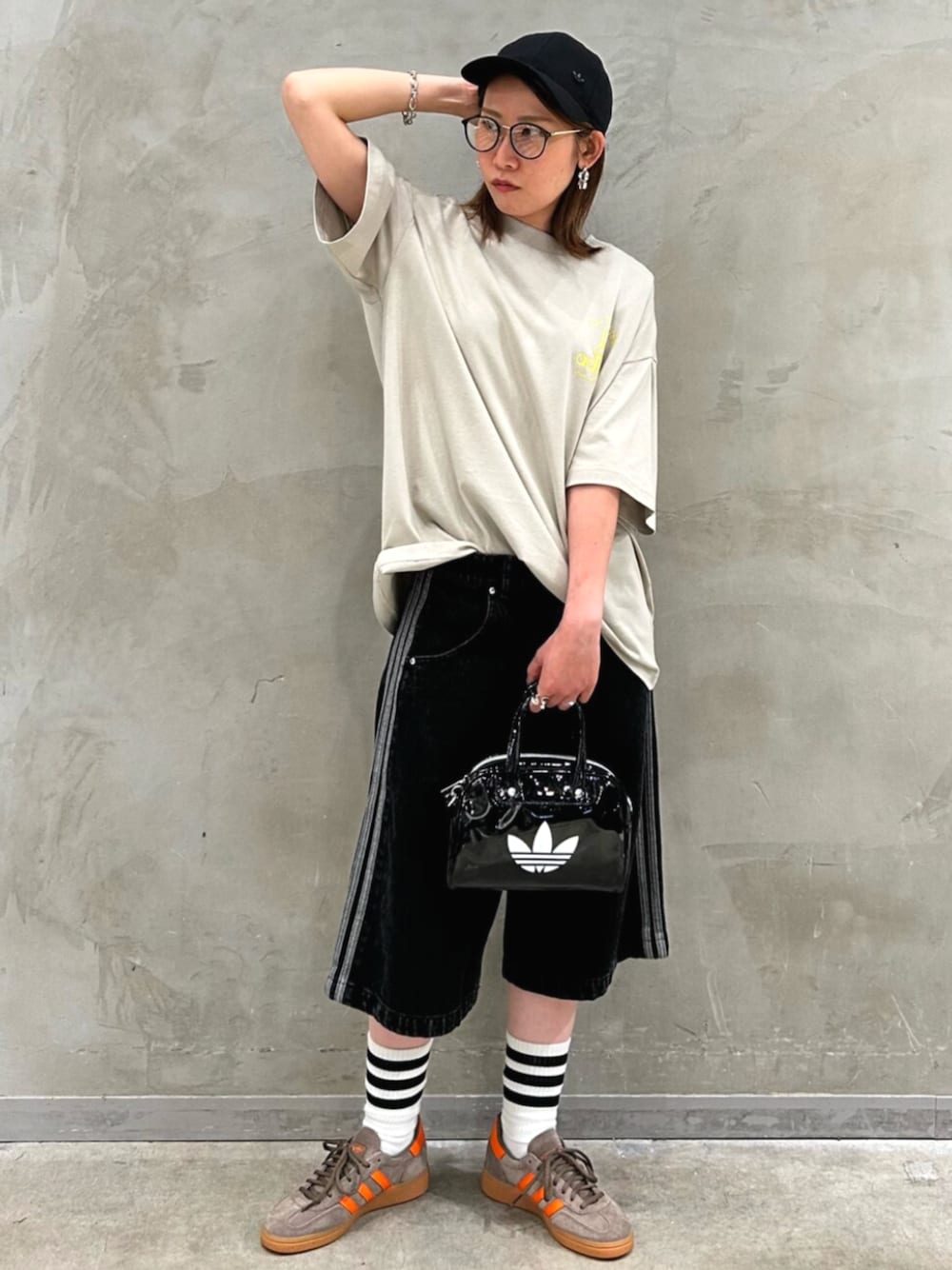 「デニム、デニムハーフパンツ、Tシャツ、Tシャツ×デニム、デニムパンツ、スニーカー、ハンドボールスペツィアル、ボーリングバッグ、キャップ、adidas、adidas originals、アディダス、アディダスオリジナルス」｜「adidasのトーナルメタルトレフォイル付きデイリーアイコンキャップ EV.IC DAD CAP / アディダスオリジナルス adidas Originals（キャップ、ブラック系）」を使った、STさん（レディース・159cm）の夏コーディネートの1枚目の写真