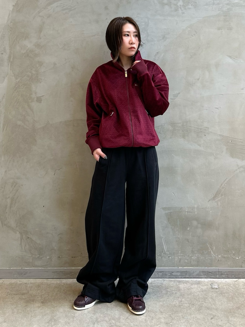 「スウェット、スニーカー、adidas、アディダス、ワイドパンツ、adidas originals、スーパースター、スウエットパンツ、モノグラム、トラックトップ」｜「adidasのMono トラックトップ（トップス、レッド系）」を使った、STさん（レディース・159cm）の秋コーディネートの1枚目の写真