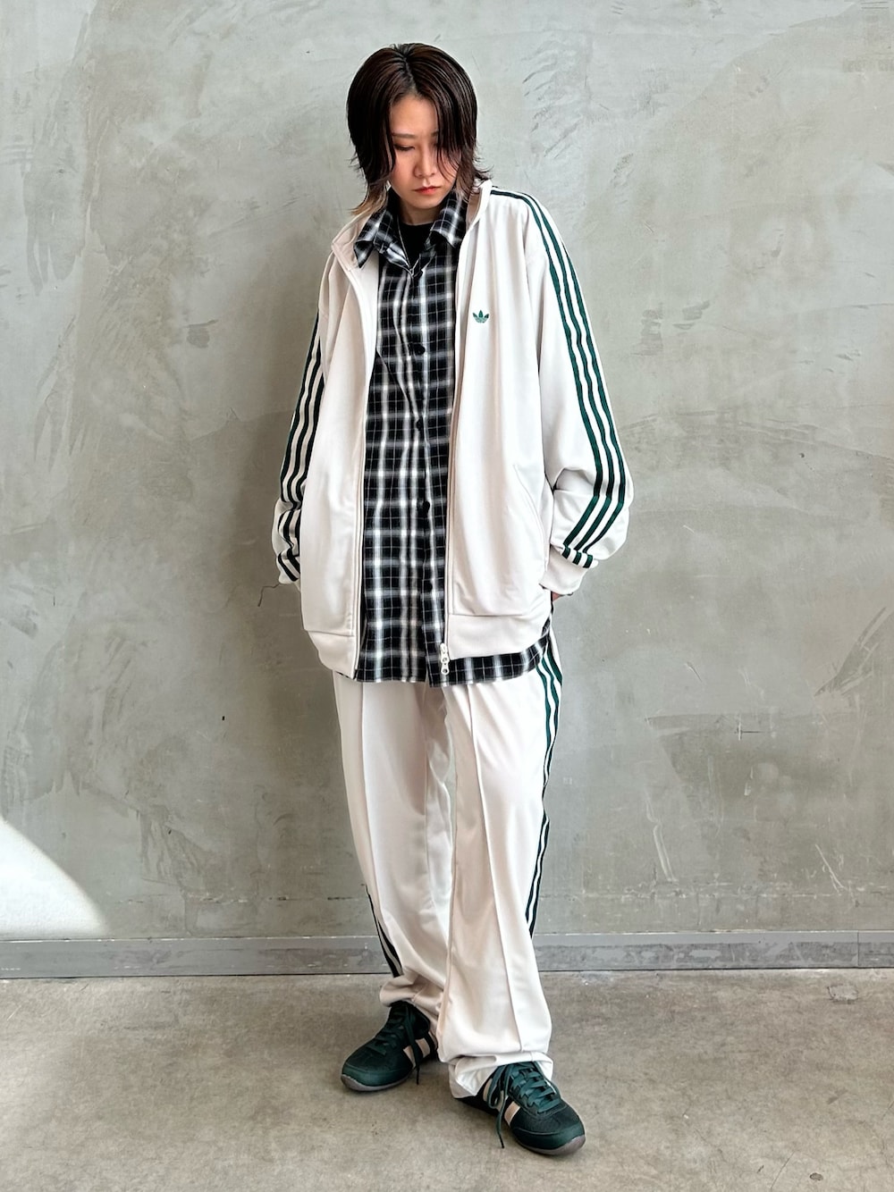 「スニーカー、セットアップ、adidas、アディダス、トラックパンツ、adidas originals、トラックジャケット、Japan、ジャパン、ベッケンバウアー」｜「adidasのトラックジャケット（ジェンダーニュートラル）（ジャージ、ブラウン系）」を使った、STさん（レディース・159cm）の秋コーディネートの1枚目の写真