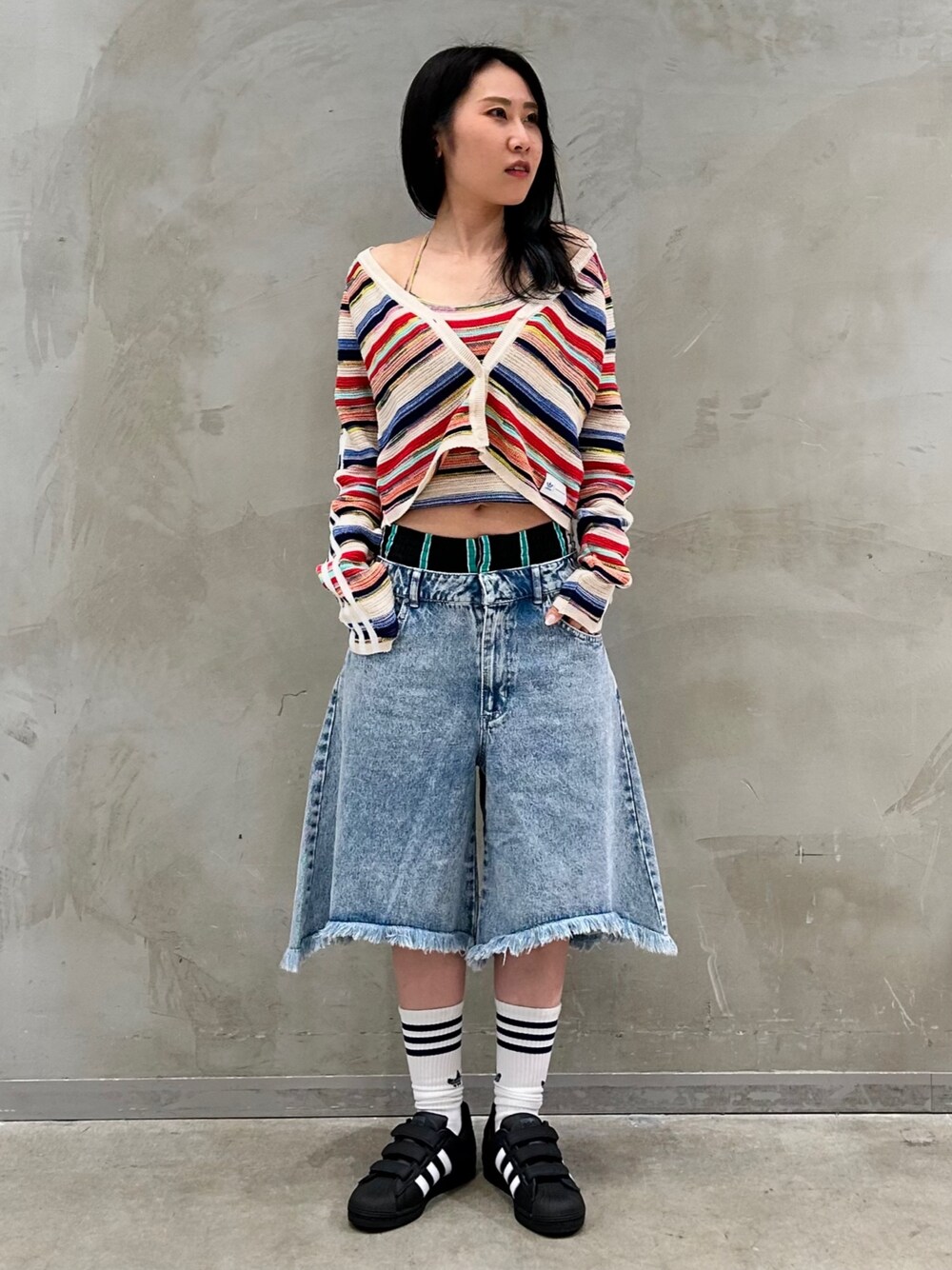 「スニーカー、ニット、デニム、ニットカーディガン、adidas、ハーフパンツ、adidas originals、デニムショーツ、スーパースター、クセニア・シュナイダー」｜「adidasのKSENIASCHNAIDER ニットカーディガン（トップス、その他）」を使った、STさん（レディース・159cm）の春コーディネートの1枚目の写真