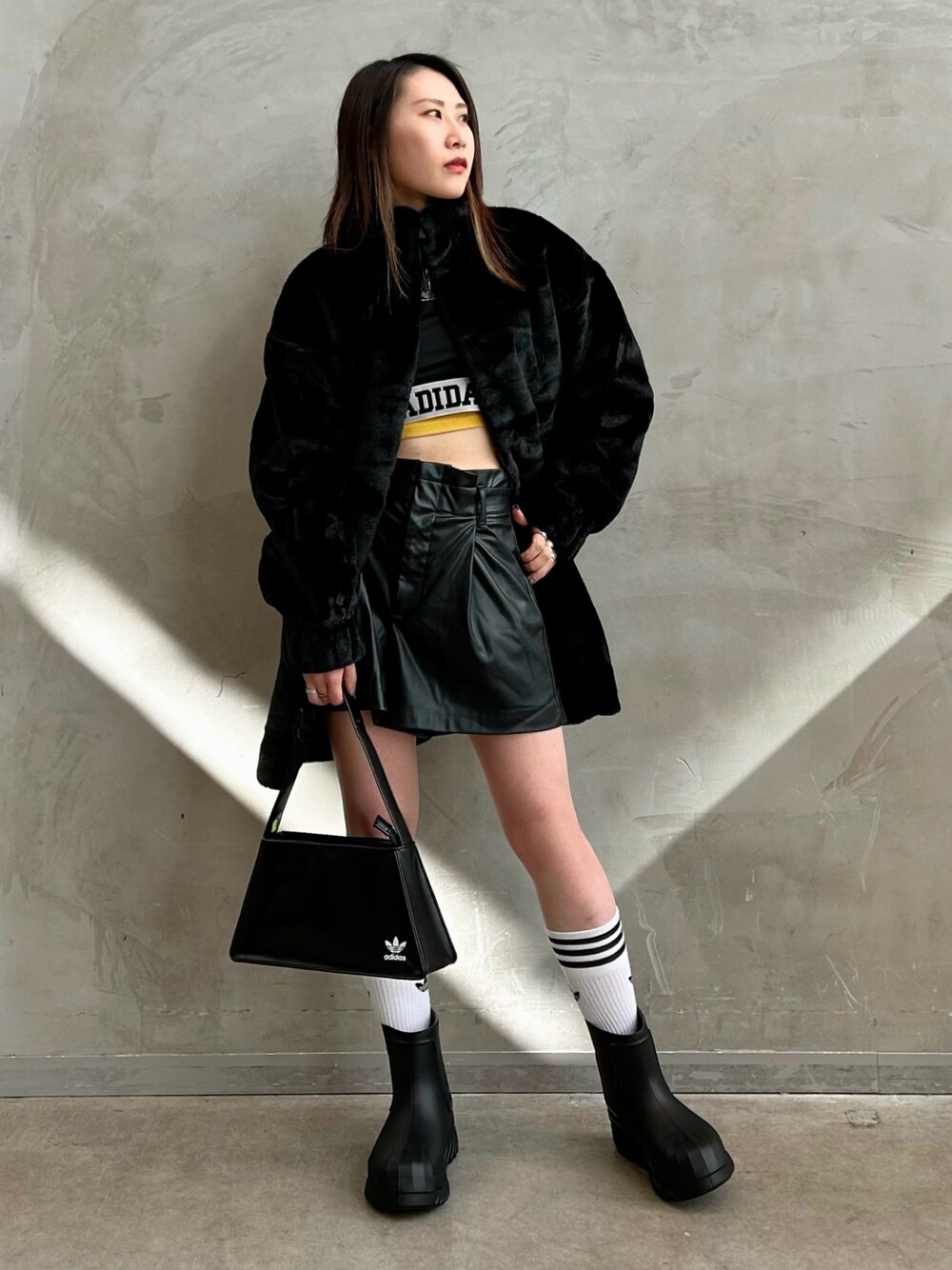 「ファー、ジャケット、アウター、ブーツ、ブラック、adidas、ファージャケット、adidas originals、クロップドトップス、アディフォーム」｜「adidasのソリッドクルーソックス 3足組 / アディダスオリジナルス adidas Originals（ソックス/靴下、ホワイト系）」を使った、STさん（レディース・159cm）の秋コーディネートの1枚目の写真