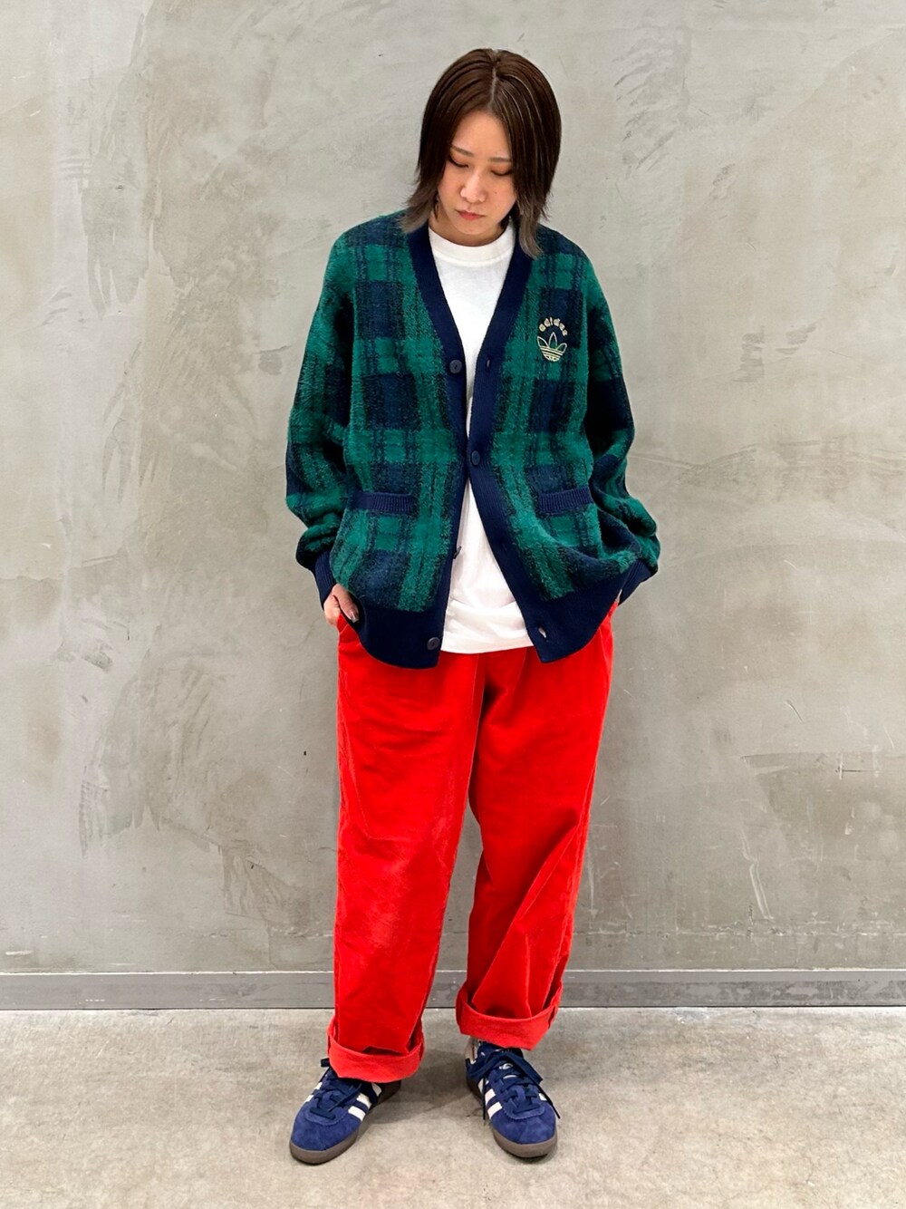 「カーディガン、スニーカー、ニット、ニットカーディガン、adidas、アディダス、adidas originals、アディダスオリジナルス、ベルン」｜「adidasのSPO CARDIGAN / アディダスオリジナルス adidas Originals（カーディガン/ボレロ、グリーン系）」を使った、STさん（レディース・159cm）の秋コーディネートの1枚目の写真