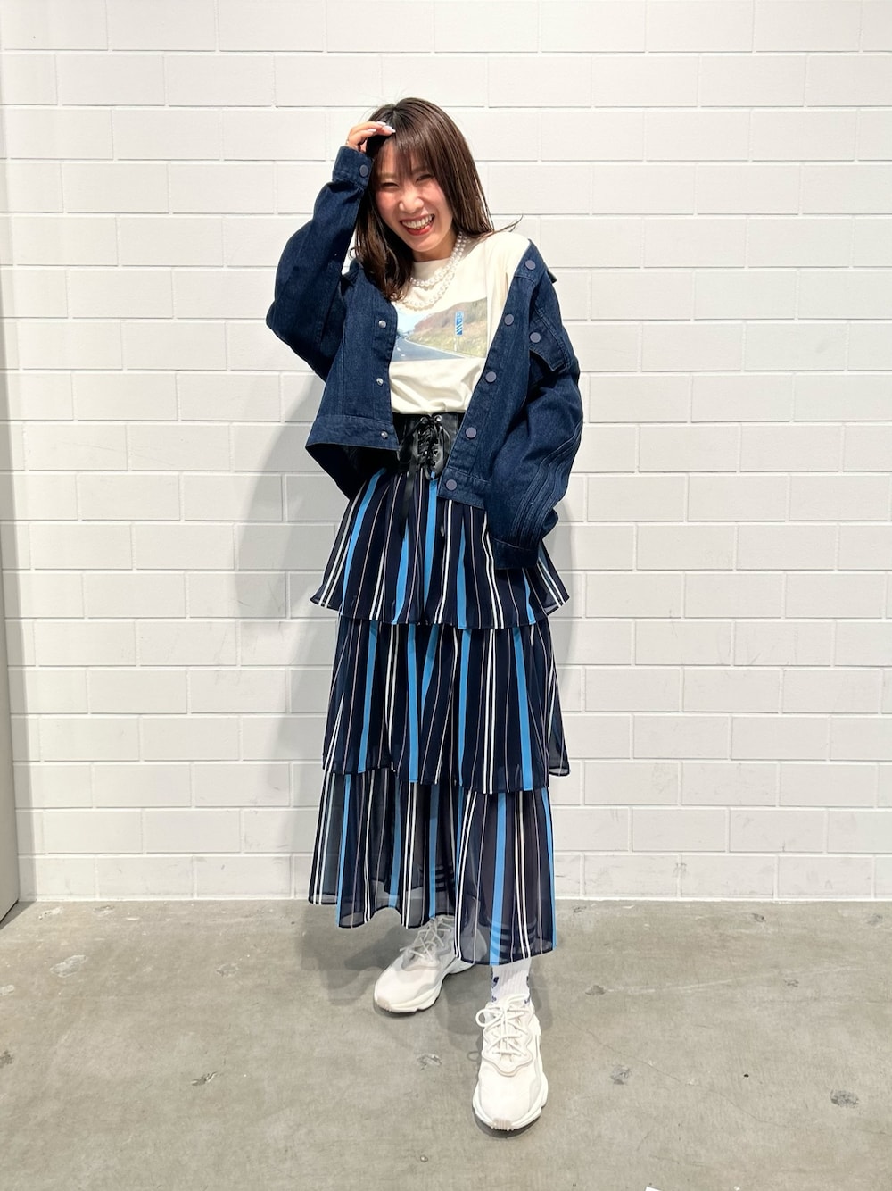 「デニム、フレアスカート、スタッフコーデ、デニムジャケット、Tシャツ、adidas、スニーカーコーデ、adidas originals、KseniaSchnaider、クセニア・シュナイダー」｜「adidasのオズウィーゴ / Ozweego（シューズ、ホワイト系）」を使った、STさん（レディース・159cm）の夏コーディネートの1枚目の写真
