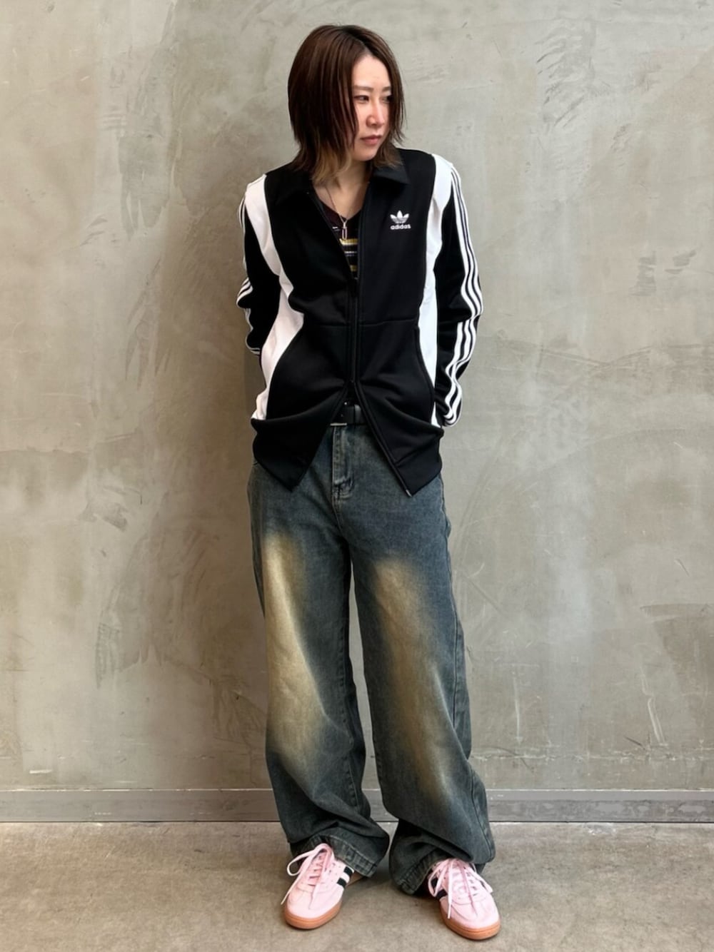 「adidasのハンドボール スペツィアル / Handball Spezial / アディダスオリジナルス adidas Originals（スニーカー、ピンク系）」を使った、STさん（レディース・159cm）の春コーディネートの1枚目の写真