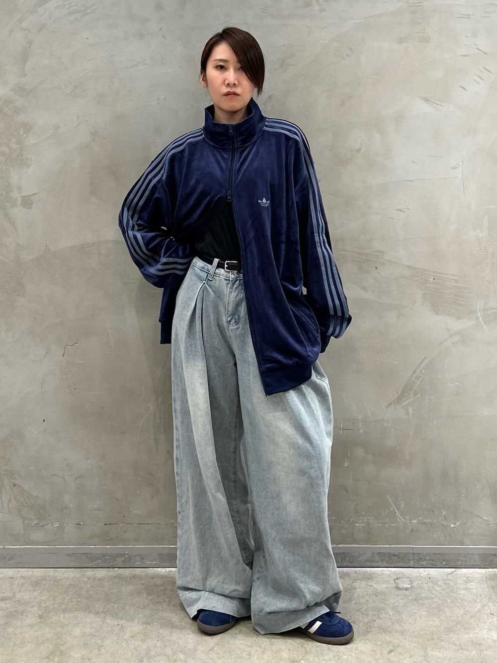 「スニーカー、adidas、ジャージ、アディダス、ベロア、adidas originals、トラックジャケット、アディダスオリジナルス、ベルン、ベッケンバウアー」｜「adidasのベロア トラックジャケット / ジャージ/ アディダスオリジナルス adidas Originals（ジャージ、ブルー系）」を使った、STさん（レディース・159cm）の秋コーディネートの1枚目の写真