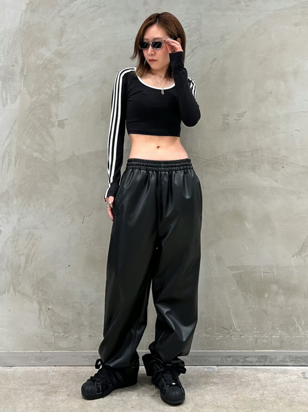 「スニーカー、adidas、アディダス、トラックパンツ、adidas originals、フェイクレザー、クロップドトップス、長袖Tシャツ、スーパースター、アディカラー」｜「adidasのスーパースターII / Superstar II / アディダスオリジナルス adidas Originals（スニーカー、ブラック系）」を使った、STさん（レディース・159cm）の春コーディネートの1枚目の写真