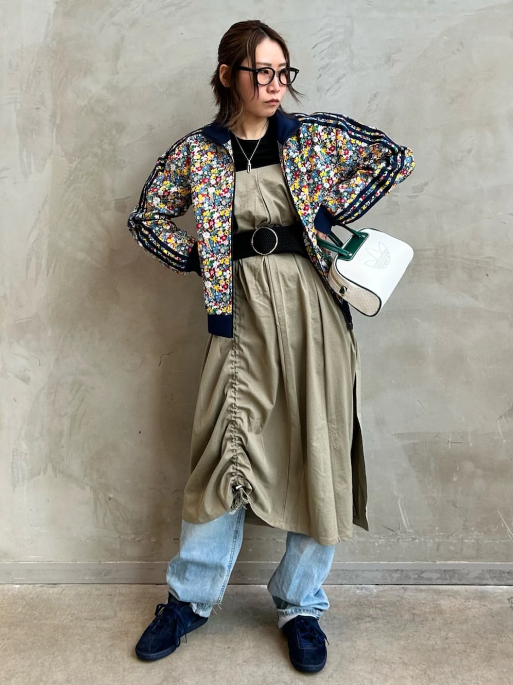 「スニーカー、ショルダーバッグ、adidas、ジャージ、アディダス、adidas originals、タバコ、トラックジャケット、トラックトップ、Liberty London」｜「adidasのTobacco（シューズ、ブルー系）」を使った、STさん（レディース・159cm）の冬コーディネートの1枚目の写真