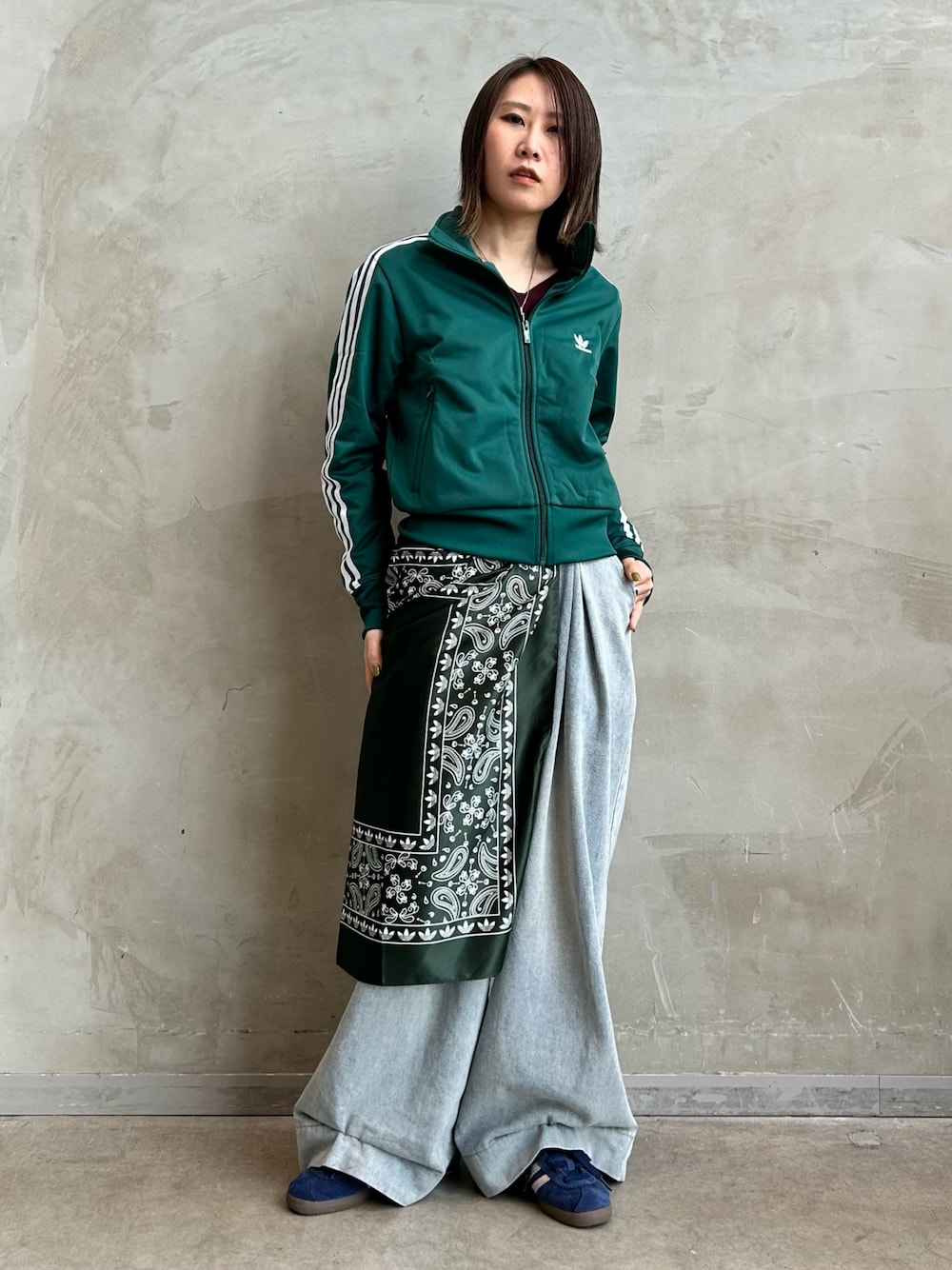 「スニーカー、adidas、ジャージ、アディダス、adidas originals、アディダスオリジナルス、ベルン、トラックトップ、アディカラー、ファイヤーバード」｜「adidasのアディカラー クラシックス ファイヤーバード トラックトップ（ジャージ）（ジャージ、グリーン系）」を使った、STさん（レディース・159cm）の冬コーディネートの1枚目の写真