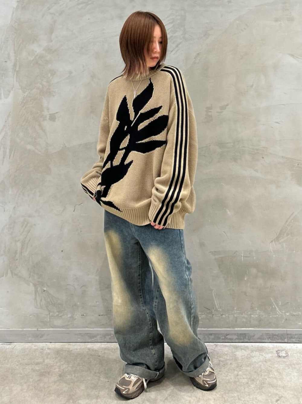 「song for the mute、トップス、クルーネック、クルーネックニット、スニーカー、アディスター、adidas、adidas originals、アディダス」｜「adidasのSong for the Mute フルファッション クルーネックスウェットシャツ（ジェンダーニュートラル）（トップス、ベージュ系）」を使った、STさん（レディース・159cm）の春コーディネートの1枚目の写真