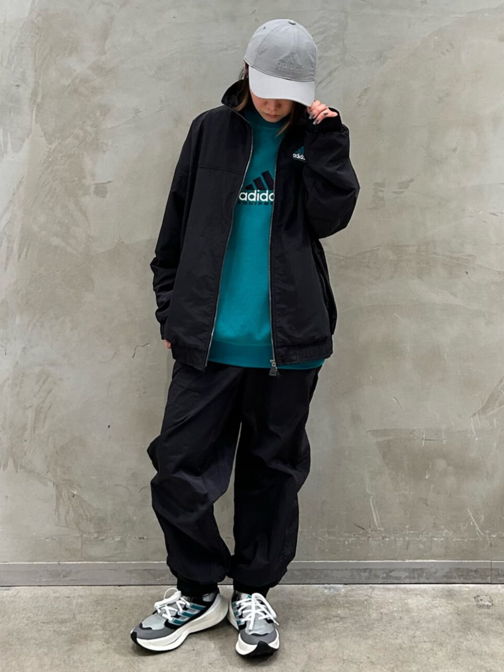 「スウェット、スニーカー、キャップ、adidas、トラックパンツ、adidas originals、EQUIPMENT、トラックジャケット、ウーブンパンツ、ウーブンジャケット」｜「adidasのエキップメント トラックトップ / EQUIPMENT TRACK TOP（トップス、ブラック系）」を使った、STさん（レディース・159cm）の春コーディネートの1枚目の写真